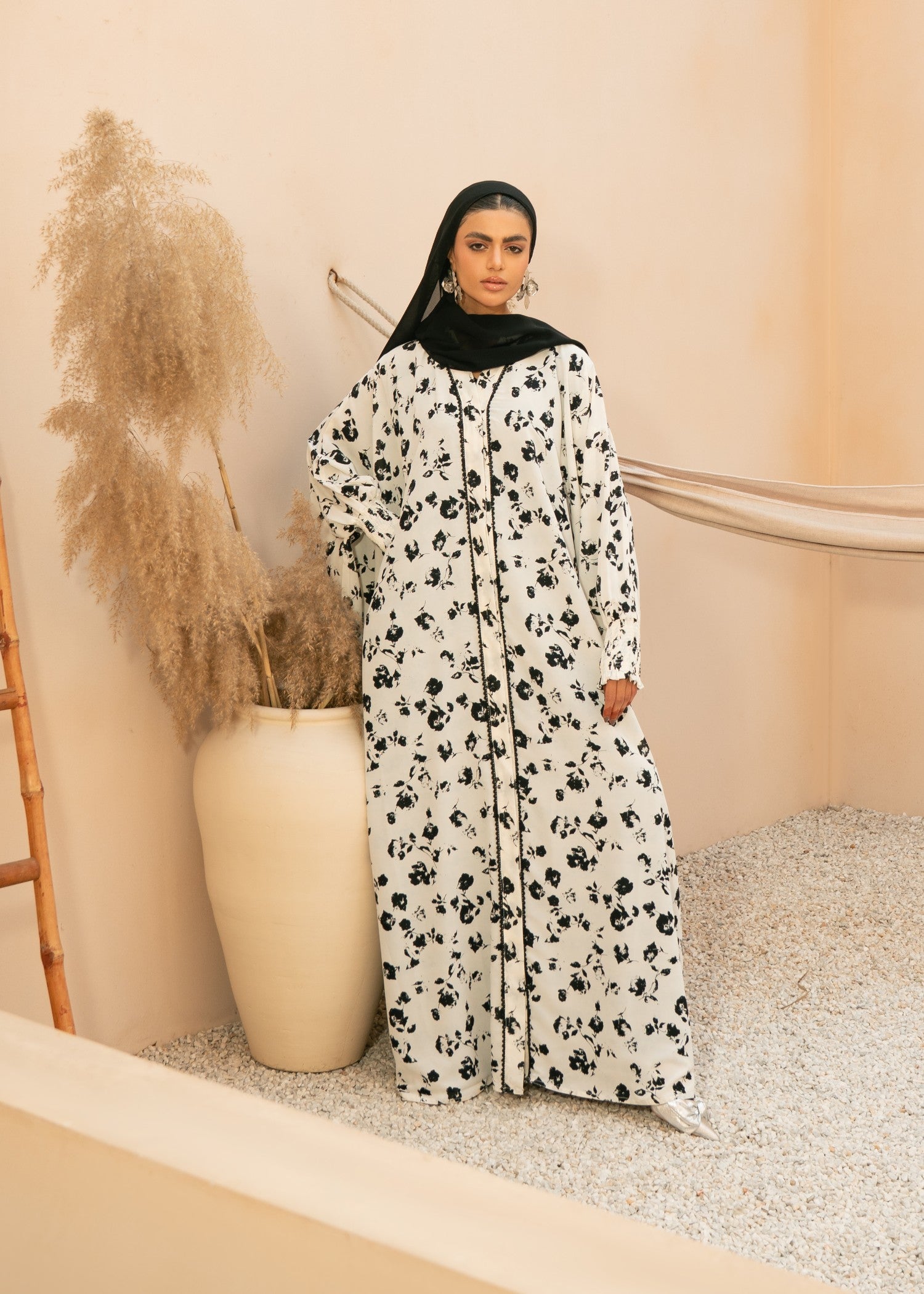 grip Abaya in Black, white