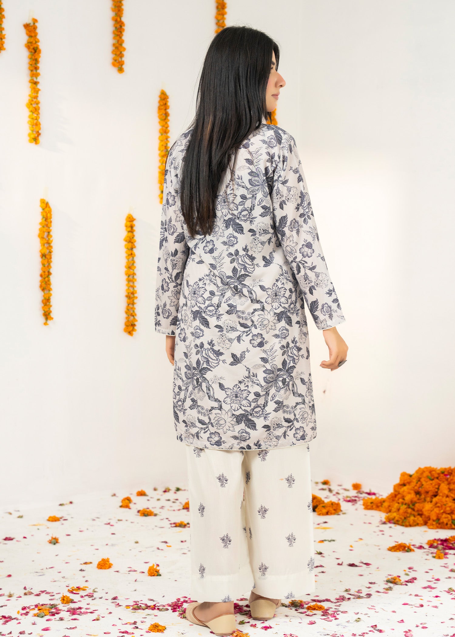 lawn Kurta Set in Silver, off-white