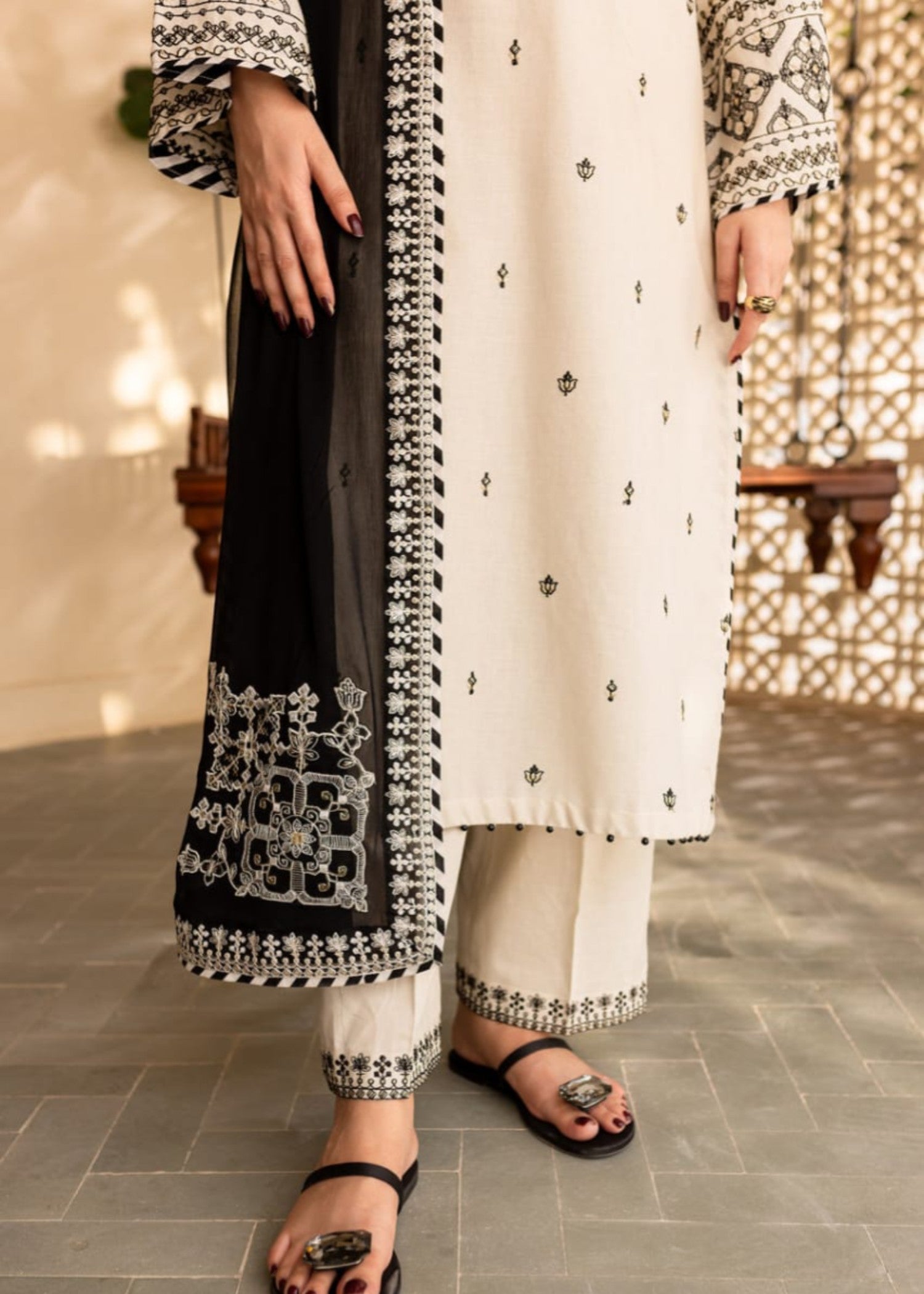 linen Kurta Set in Black, white
