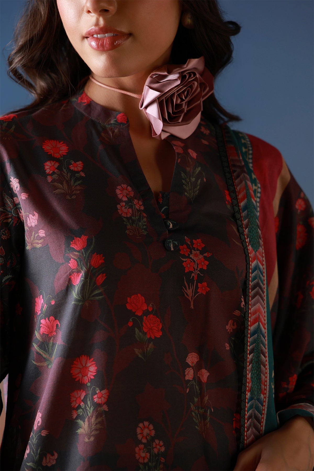 Mirha Lawn – Noir Roseraie