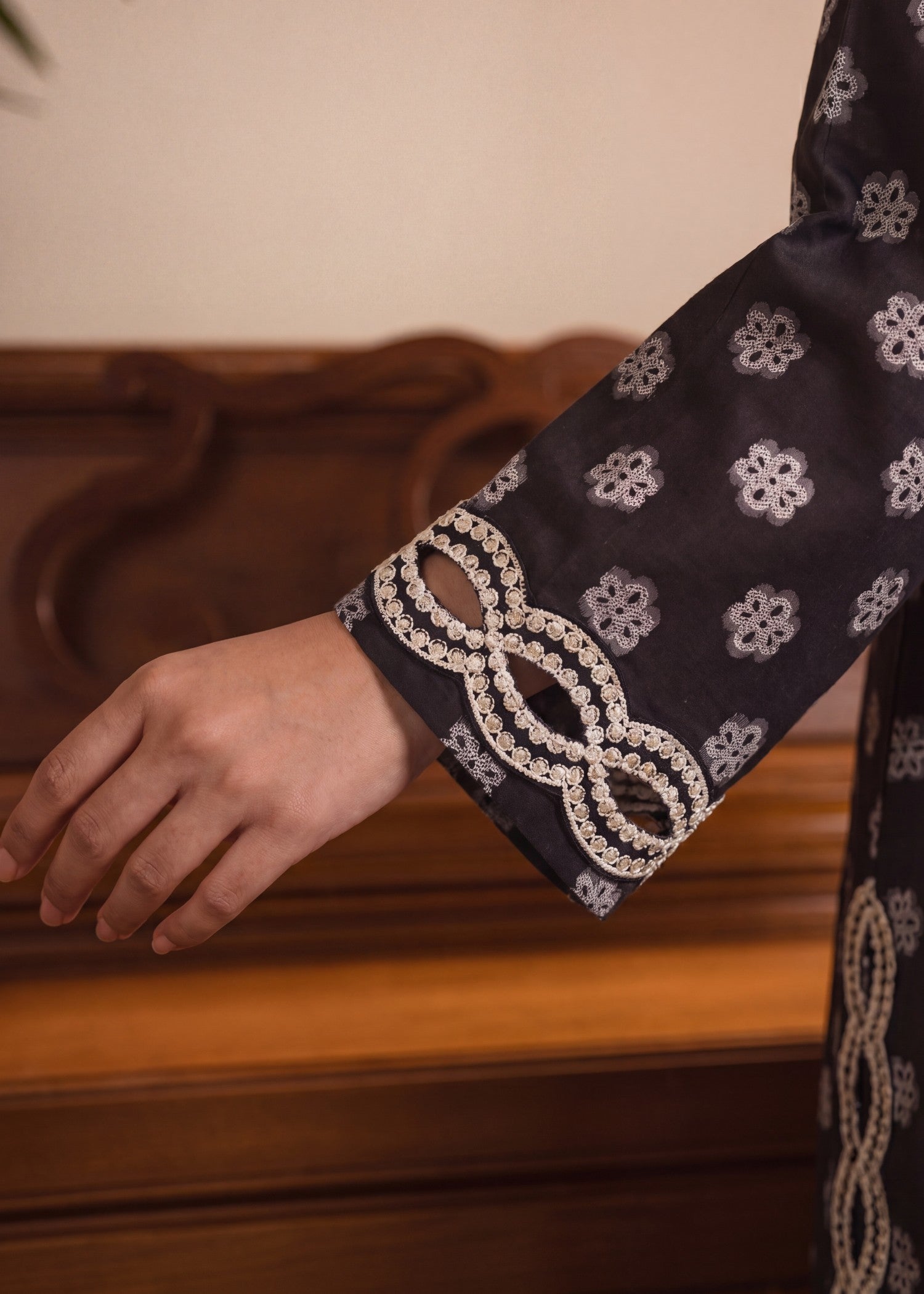 brochea jacquard Kurta Set in Black