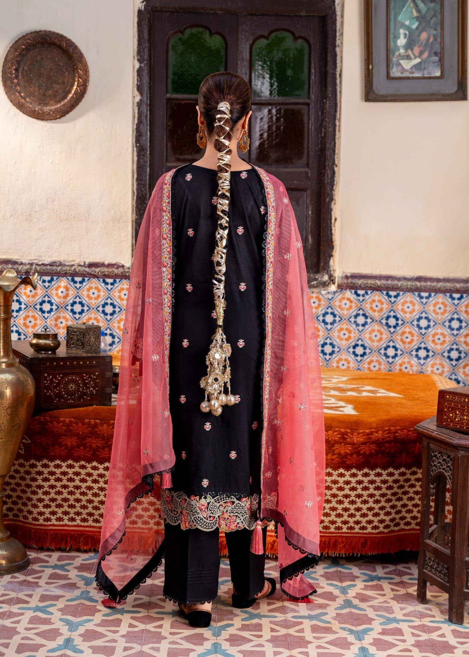 lawn Unstitched in Black, blush