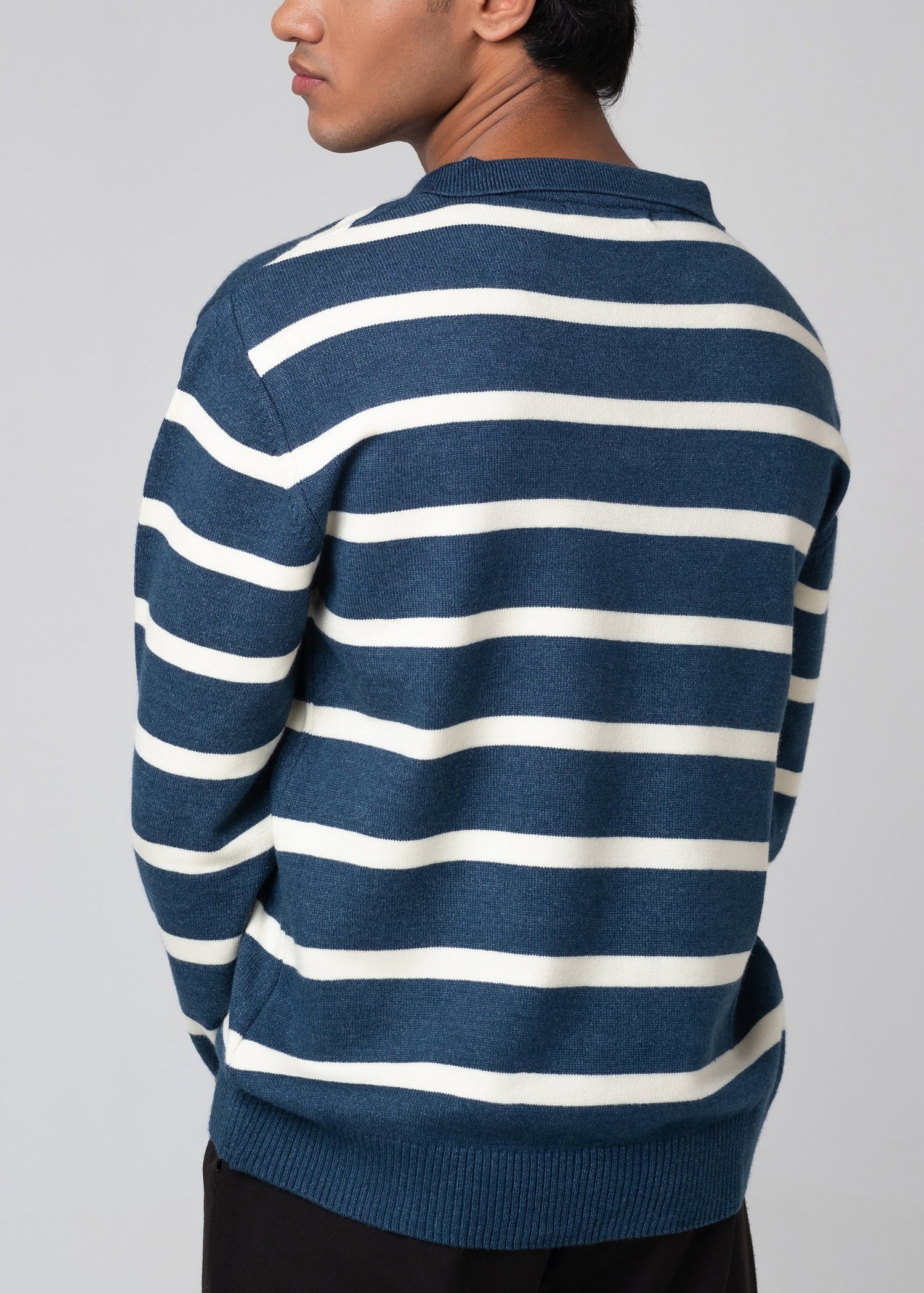 fleece Sweater in White, steel blue
