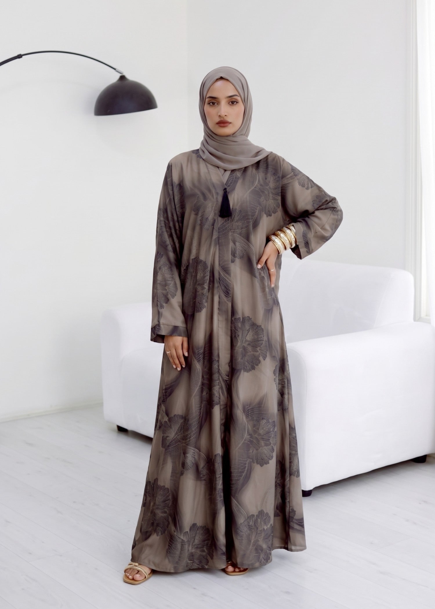 nidha blend Abaya in Taupe black