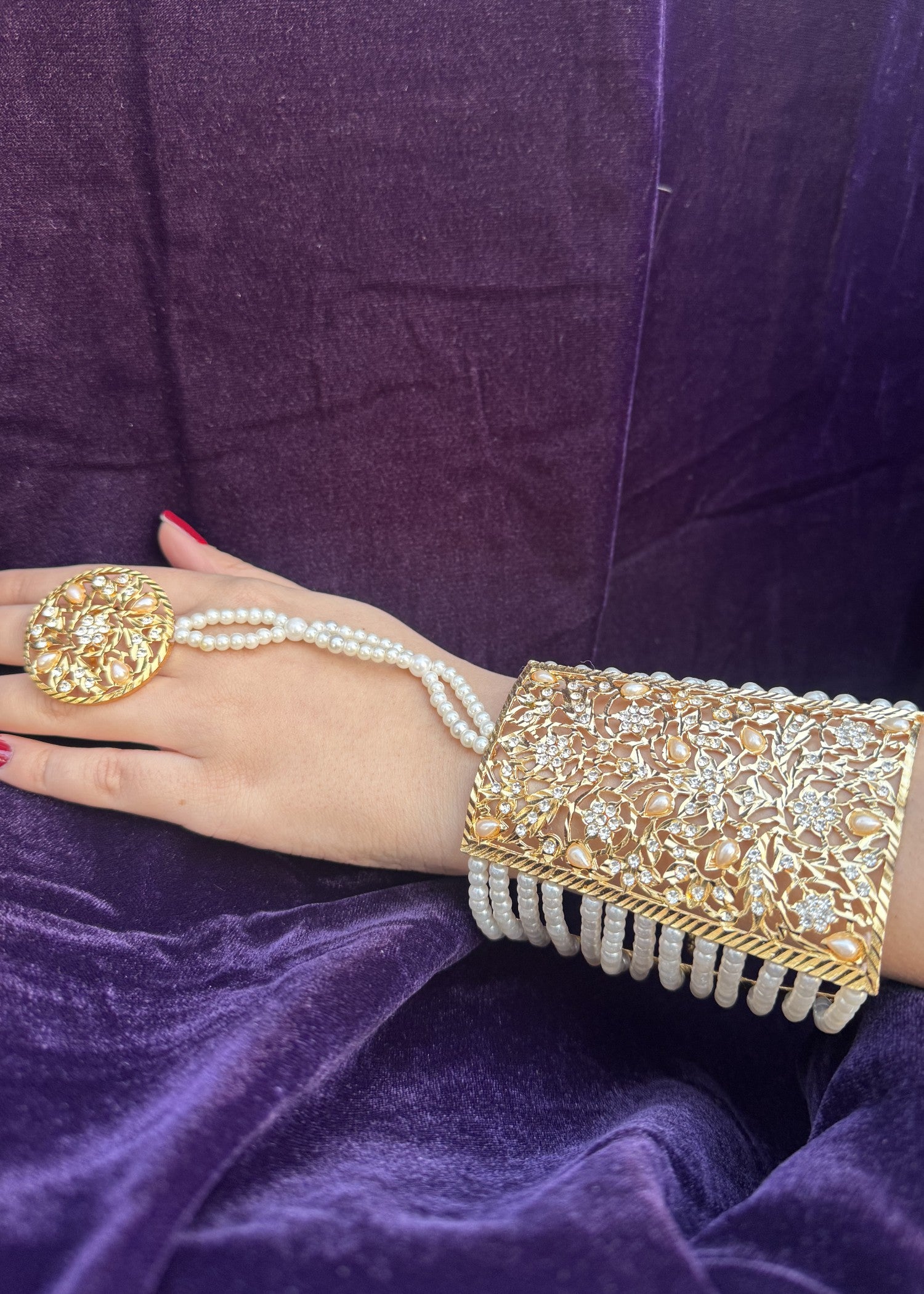 Bracelet in Gold, pearl white Color by - Trendy Women Bracelet HLO2341