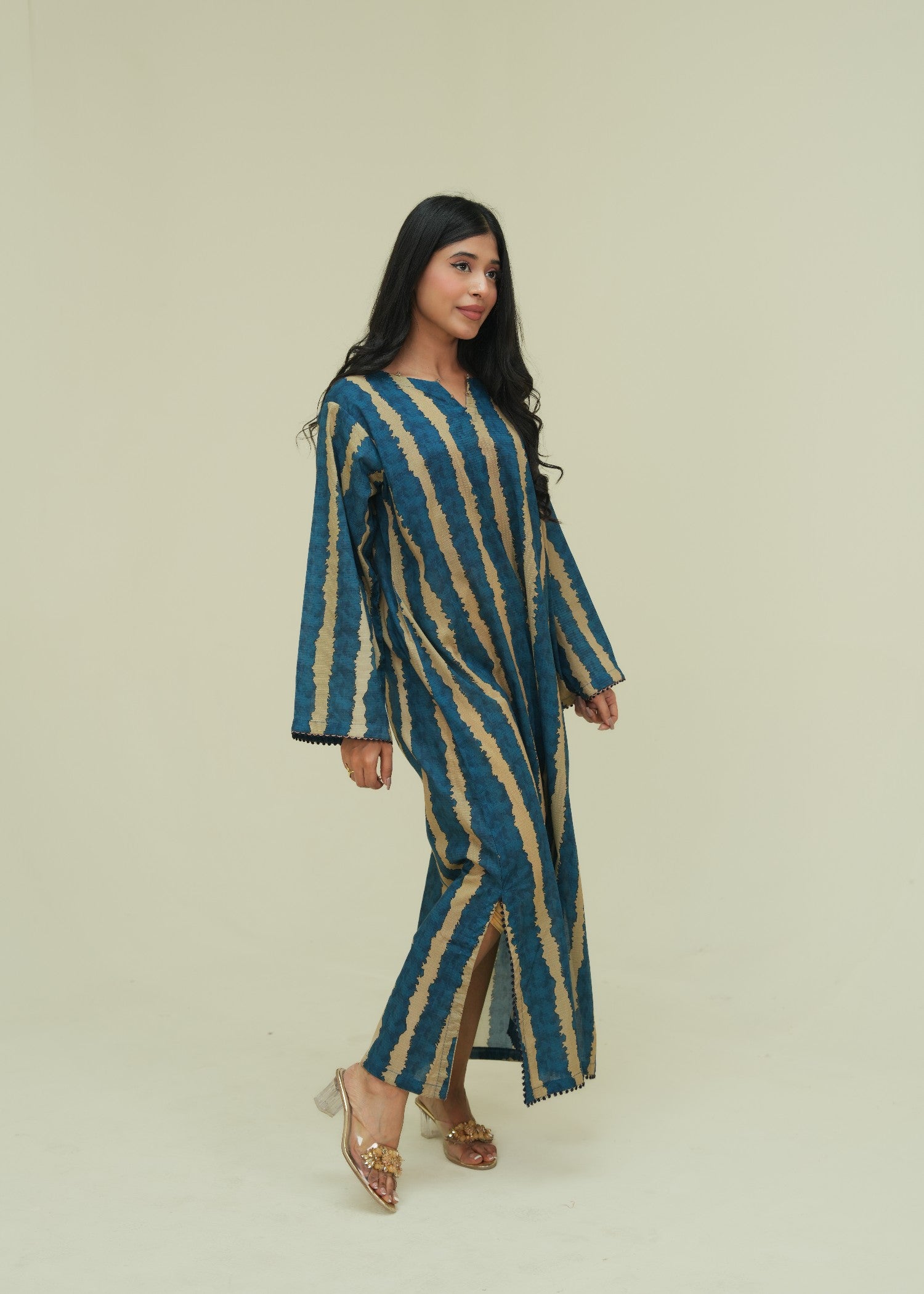 lawn Kaftan in Mari gold, ocean blue