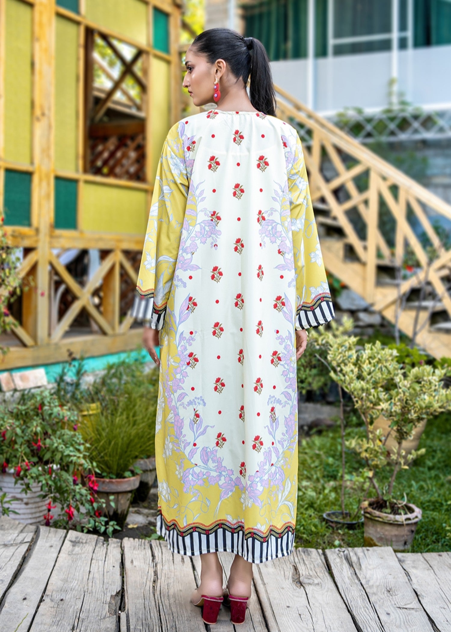 crepe Kaftan in White, honey