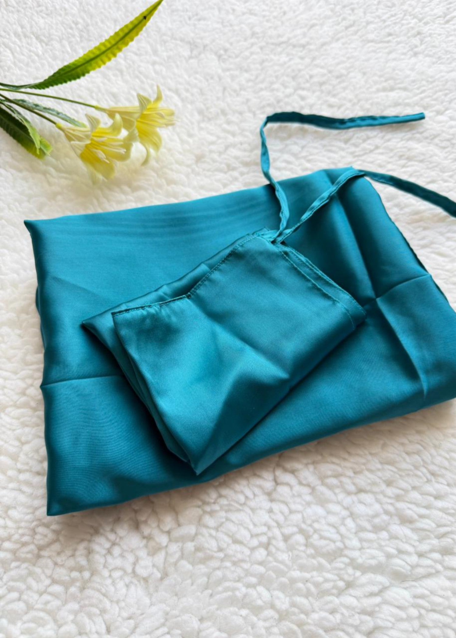 satin silk Veil in Bondi blue