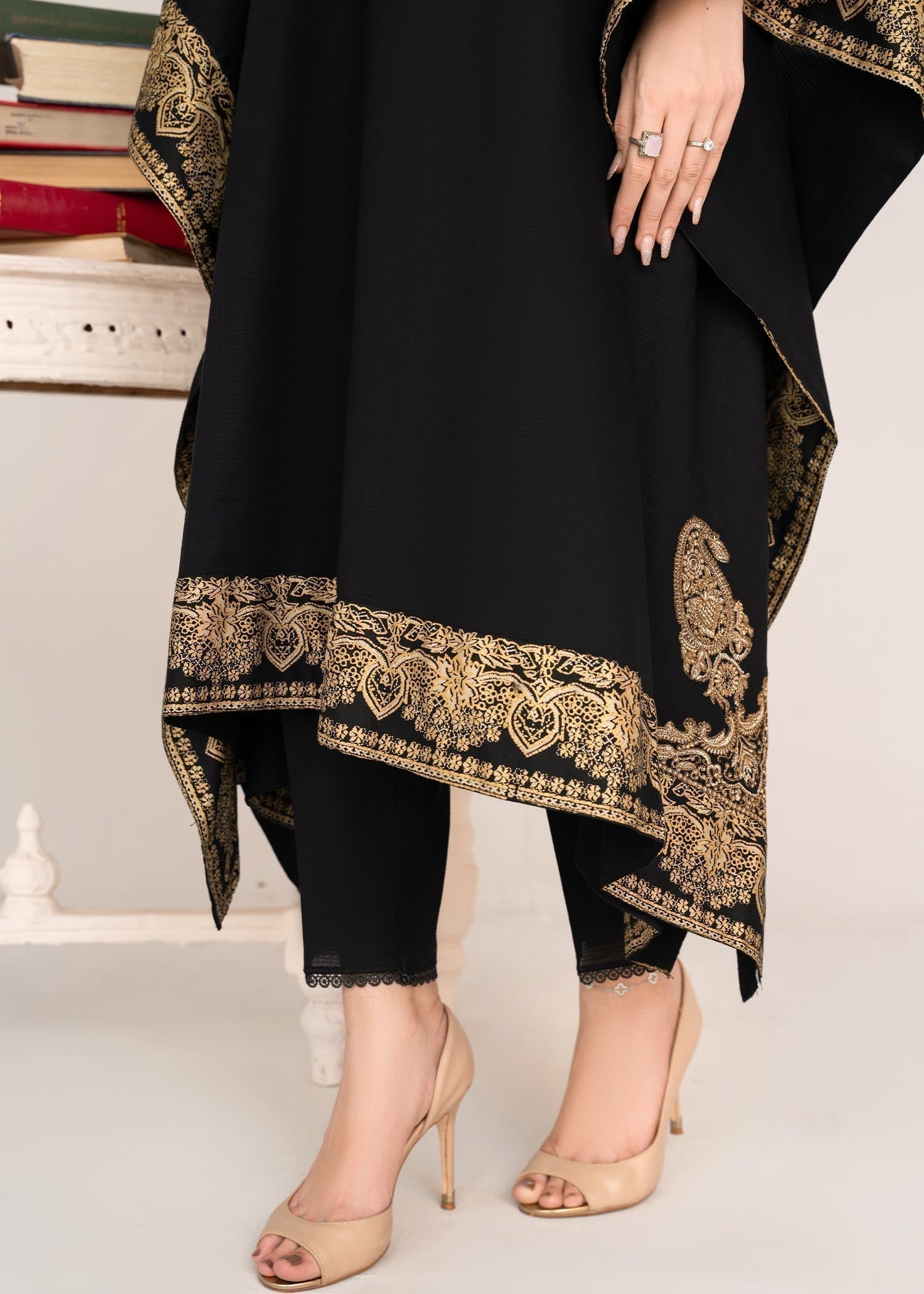 lawn Kaftan in Black