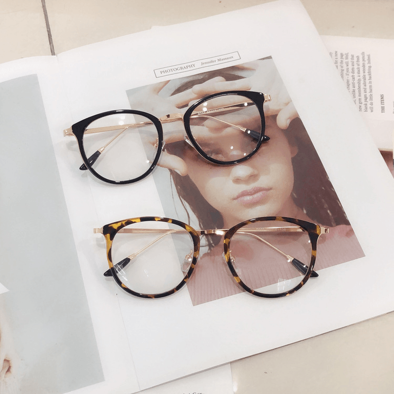 Men'S and Women'S Flat Glasses Frame with round Metal Nose Bridge