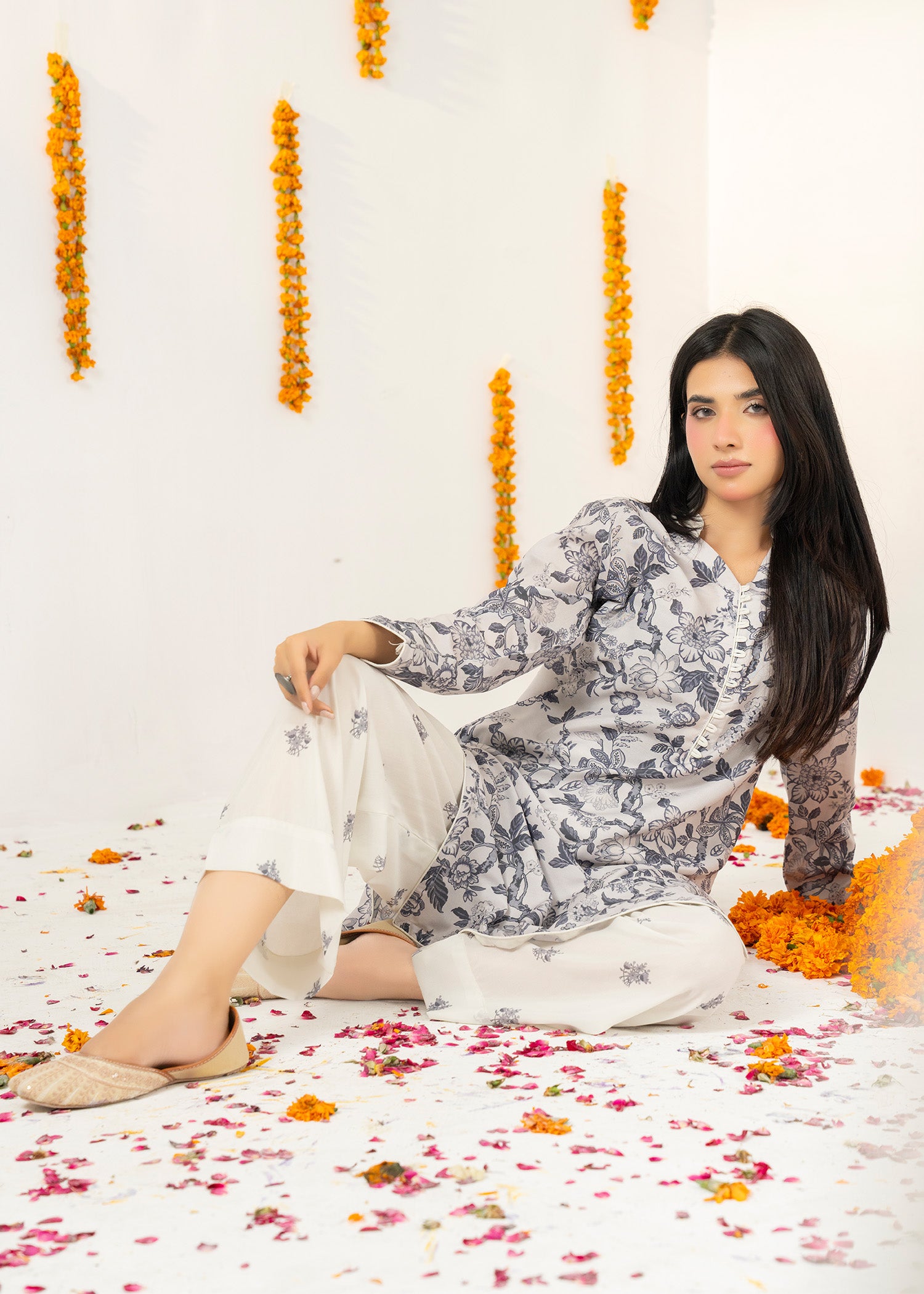lawn Kurta Set in Silver, off-white