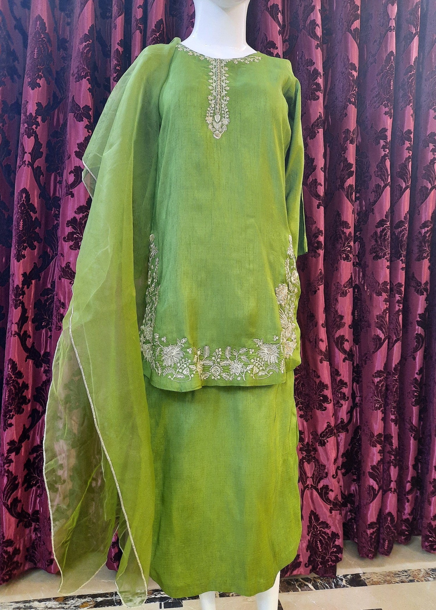 blended grip silk Unstitched in Hunter green, olive green