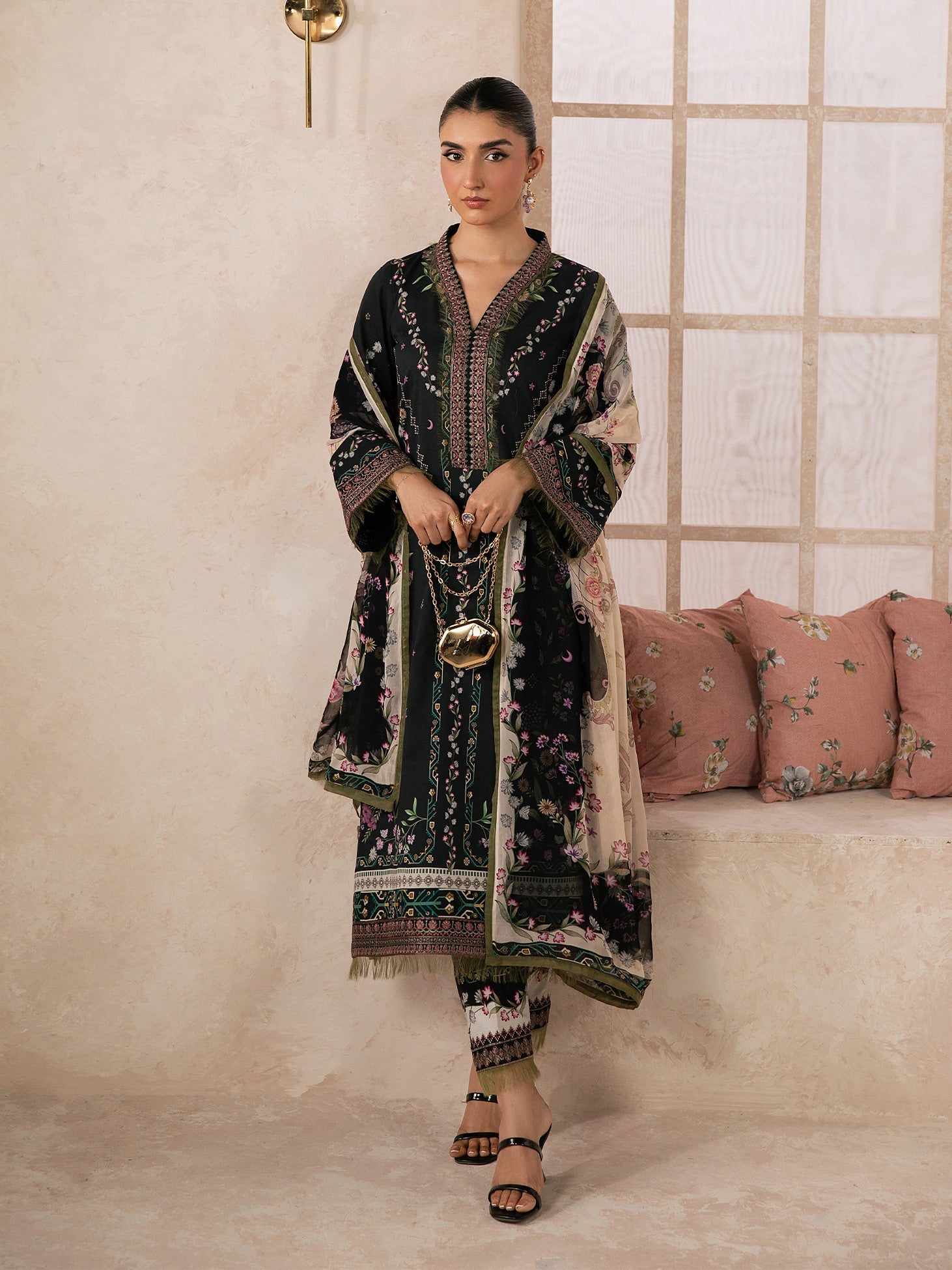 Syra Lawn – Elina
