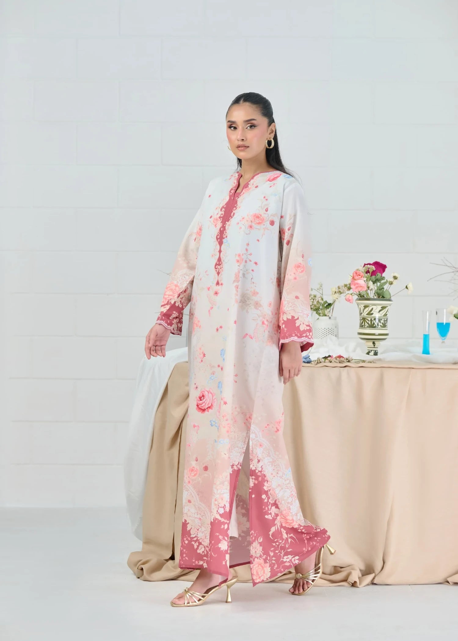 raw silk Kaftan in White, pink