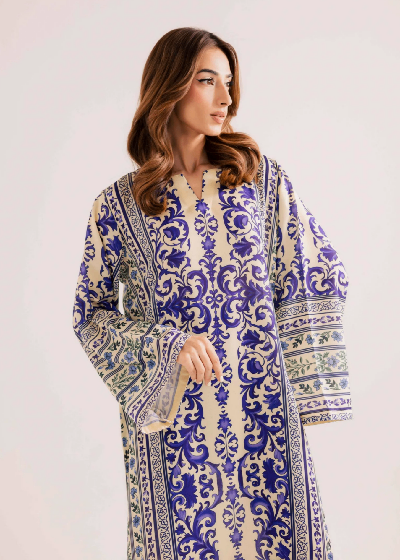 raw silk Kaftan in White, navy blue