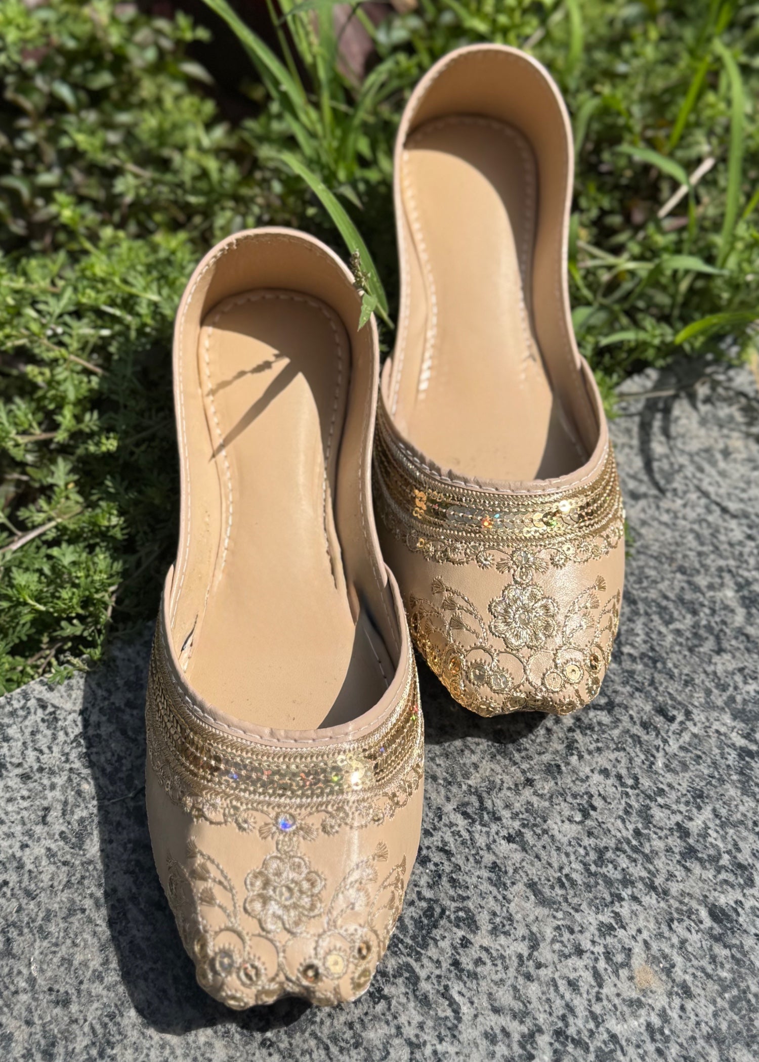 Khussa in Cream by - High Quality Women Khussa VCM2951