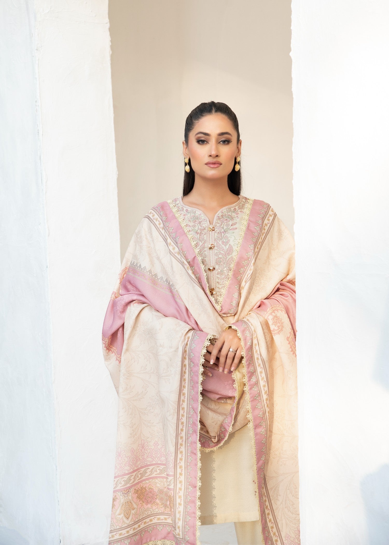lawn Kurta Set in Floral white