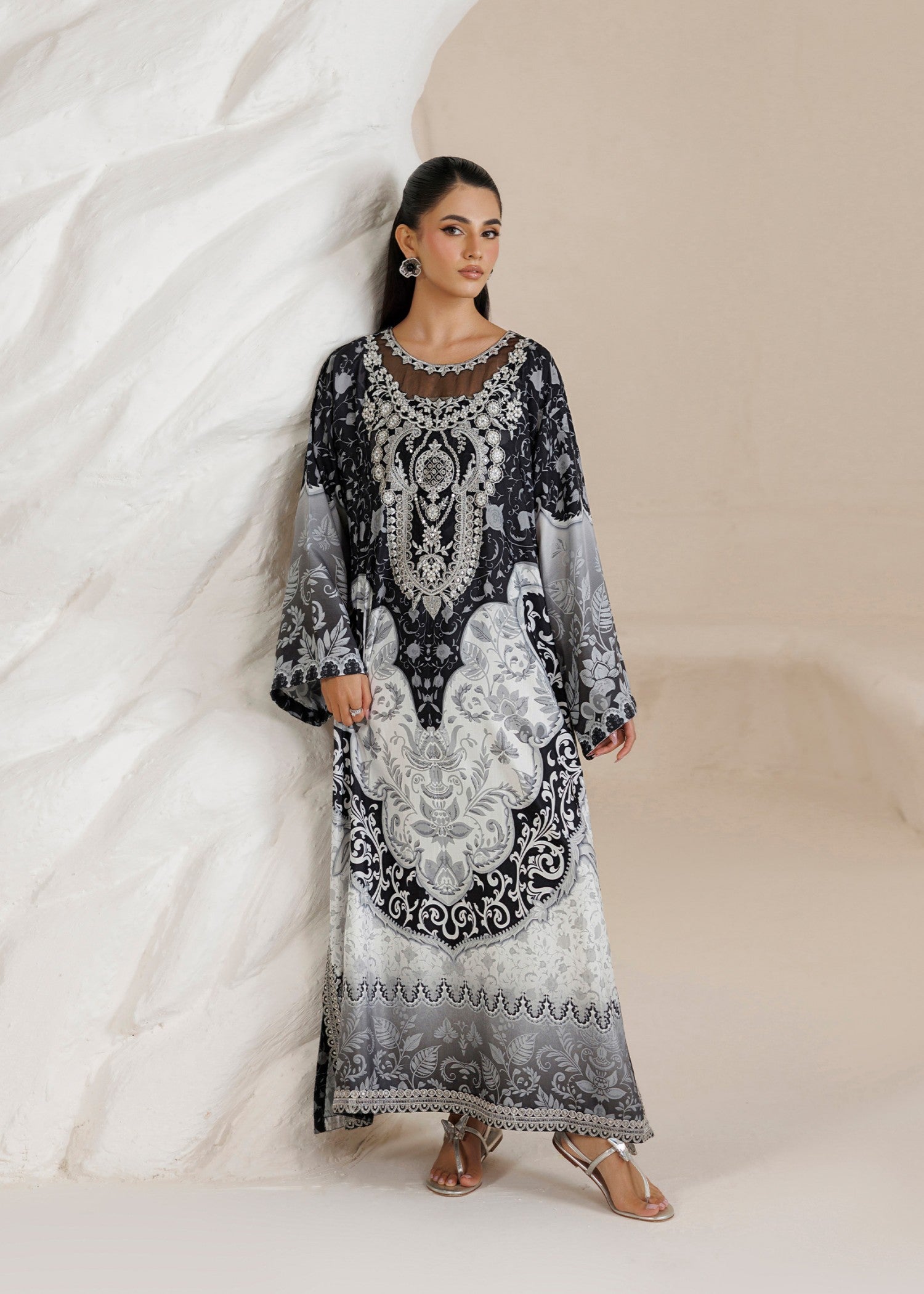 raw silk Kaftan in White, black