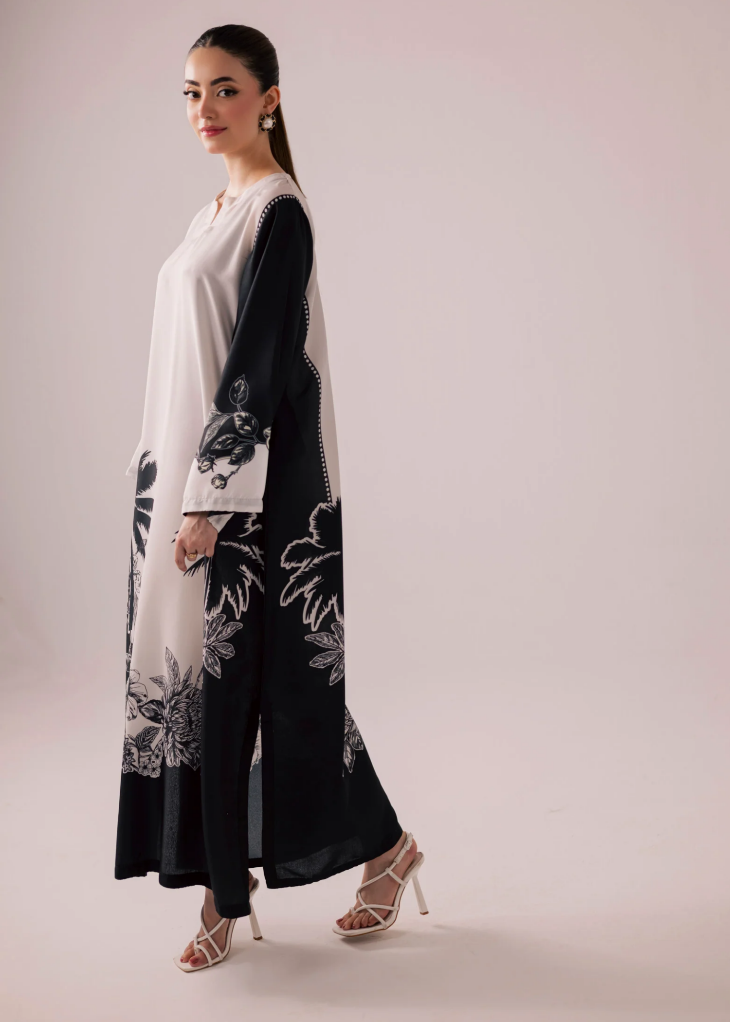 raw silk Kaftan in Off-white, black