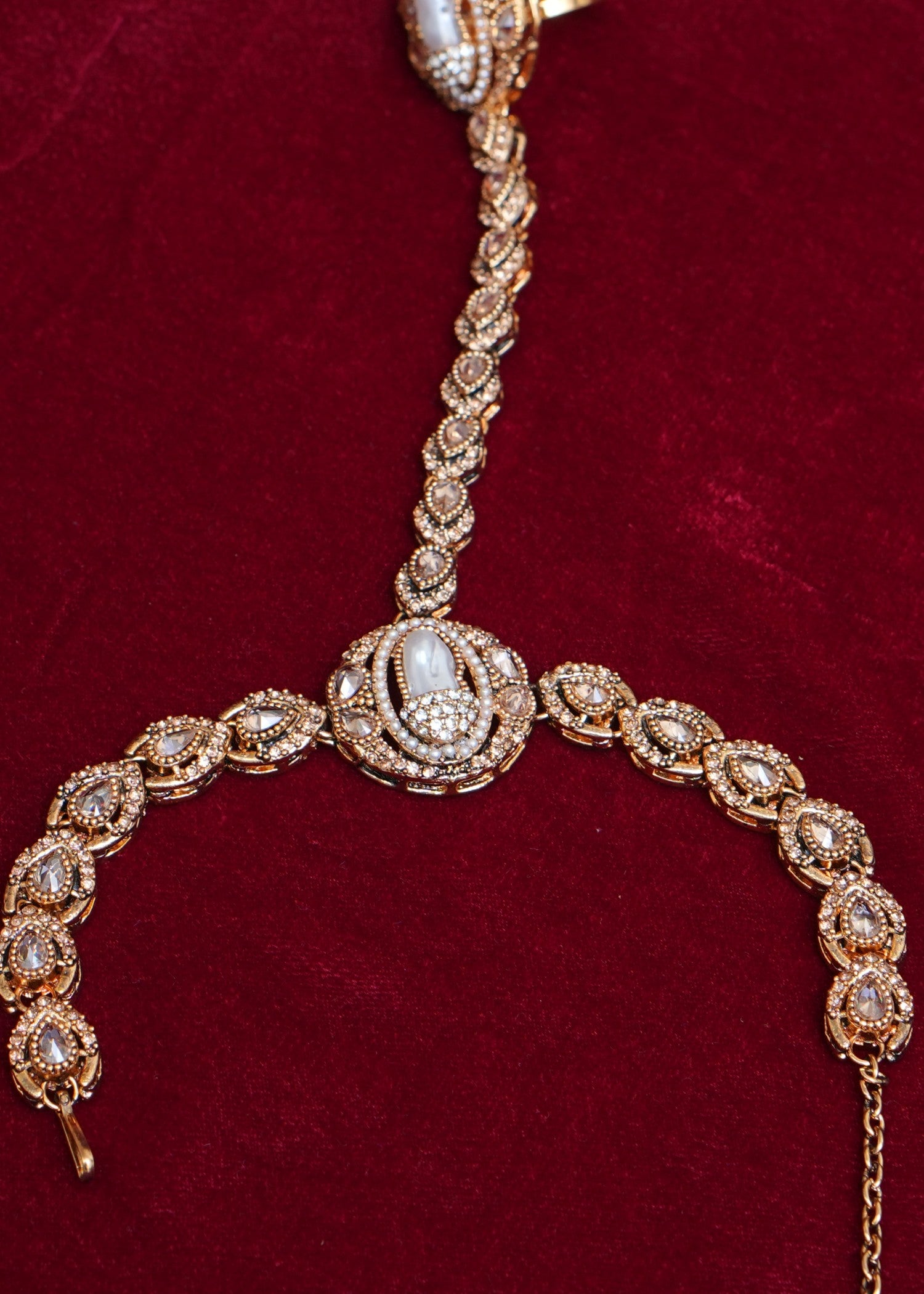 Bracelet in Gold, champagne, pearl white Color by - Trendy Women Bracelet YDE5567