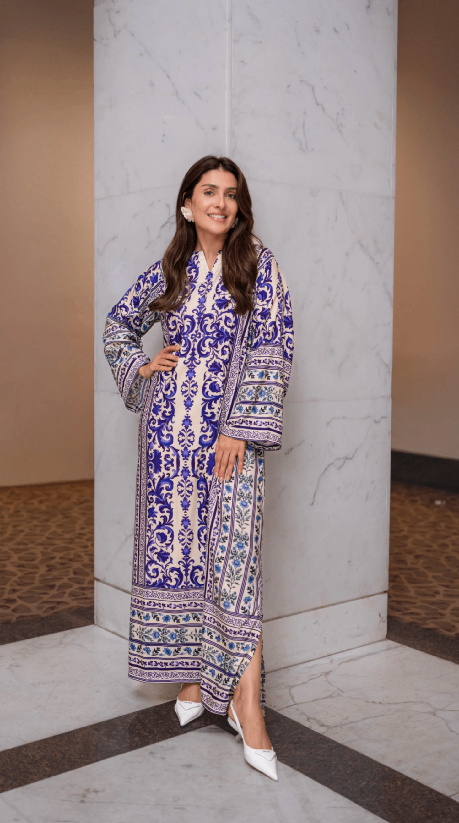 raw silk Kaftan in White, navy blue