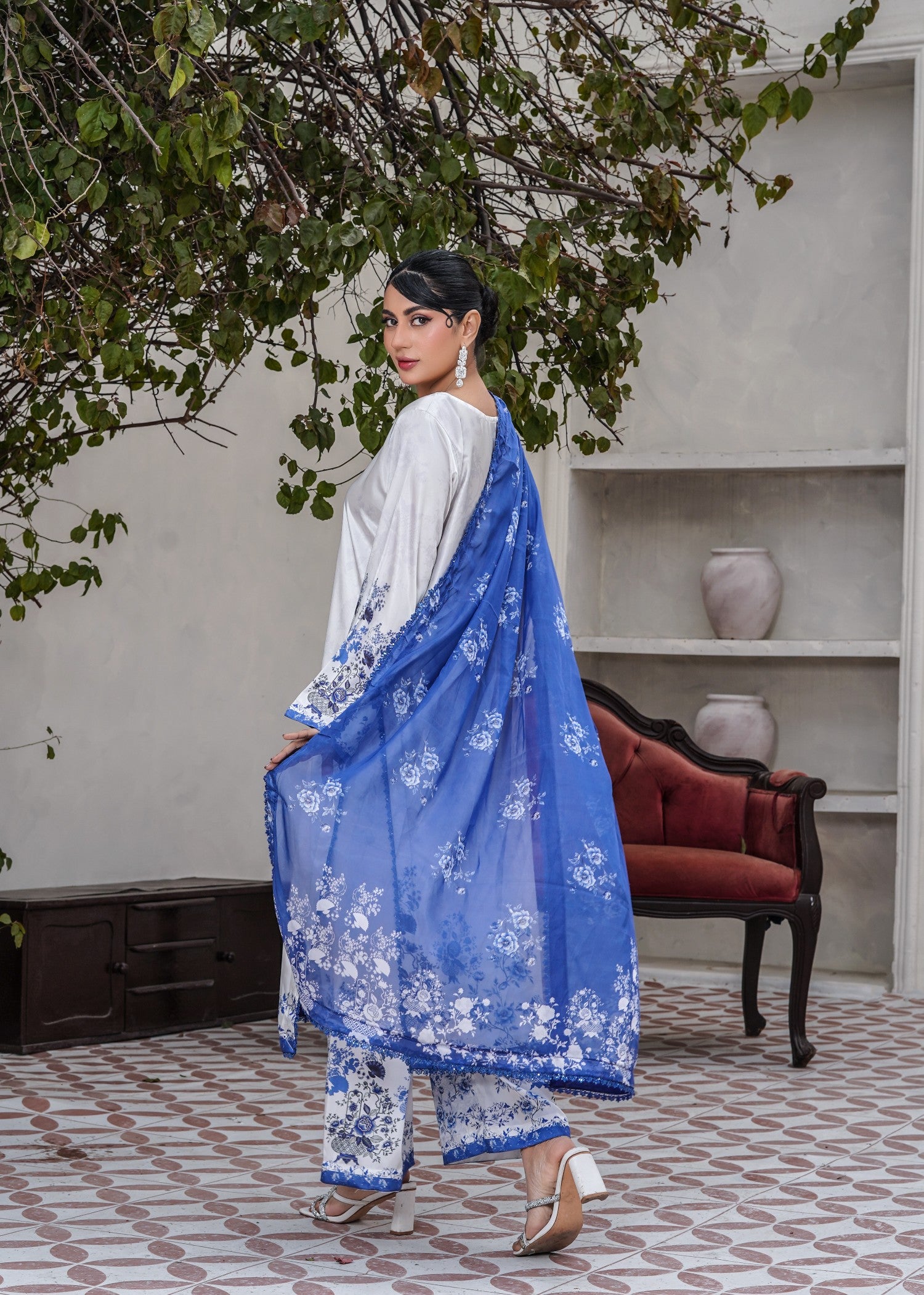 charmuse/shamooz Kurta Set in White, royal blue
