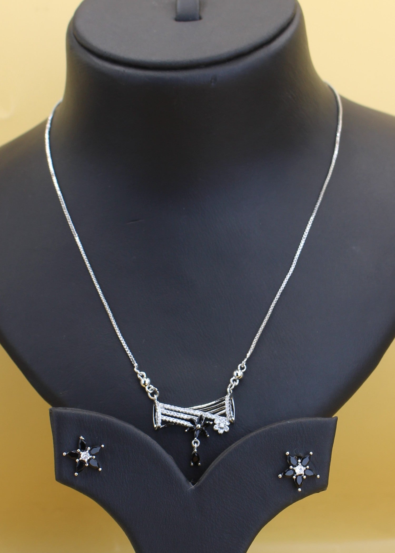 Jewelry Set in Black Color by - Trendy Women Jewelry Set LNK1040