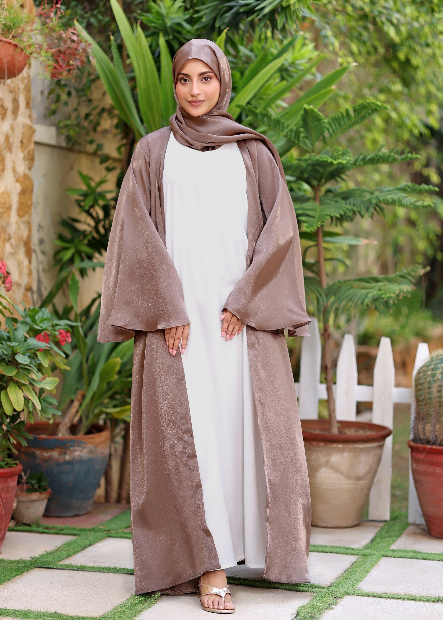 polyester georgette Abaya in Beige, white