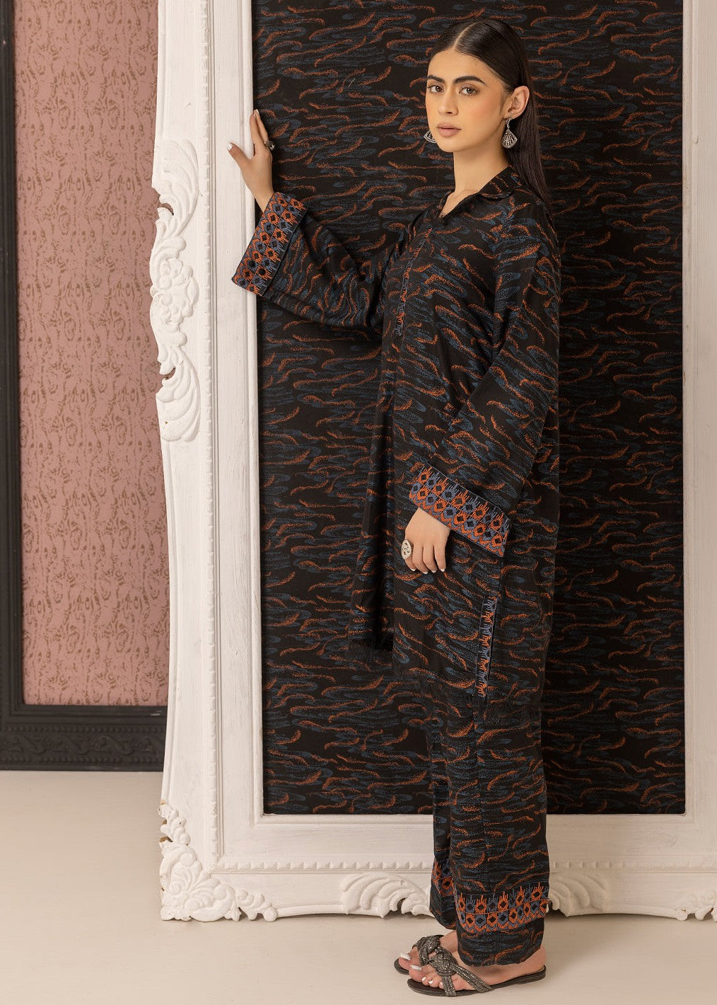 woven Unstitched in Black
