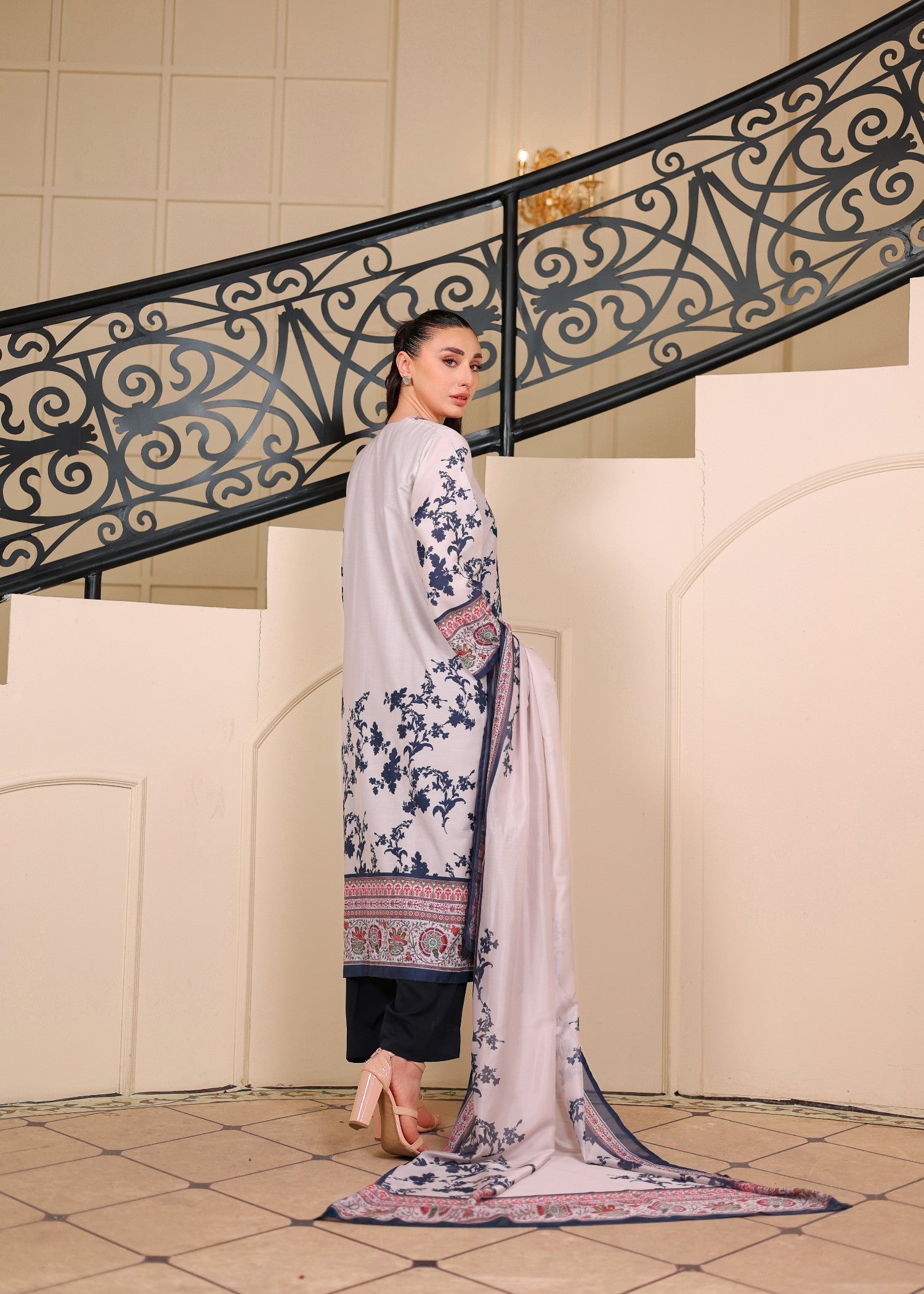 cambric Gown in Light grey