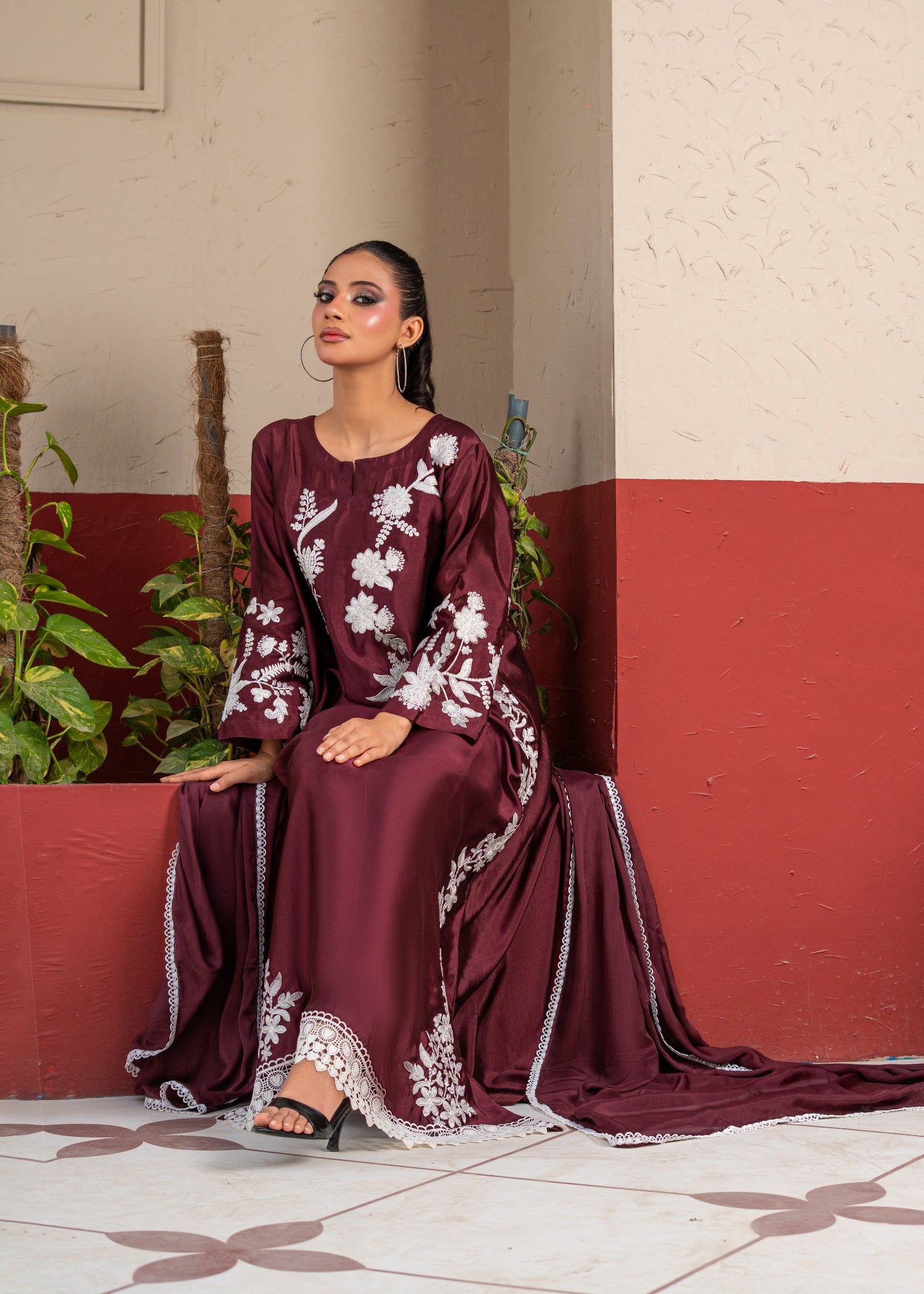 silk Kaftan in White, maroon