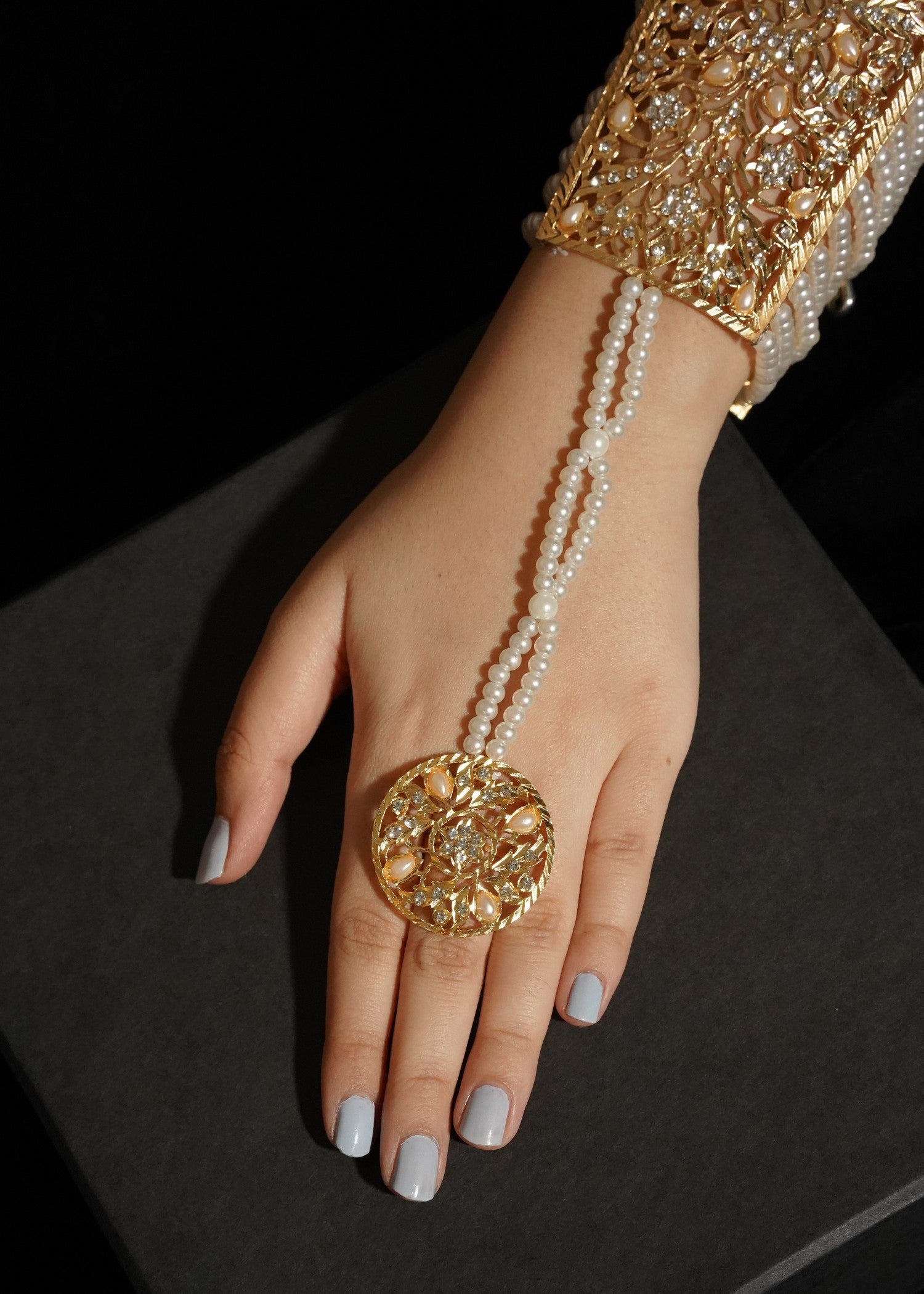 Bracelet in Gold, pearl white Color by - Trendy Women Bracelet HLO2341