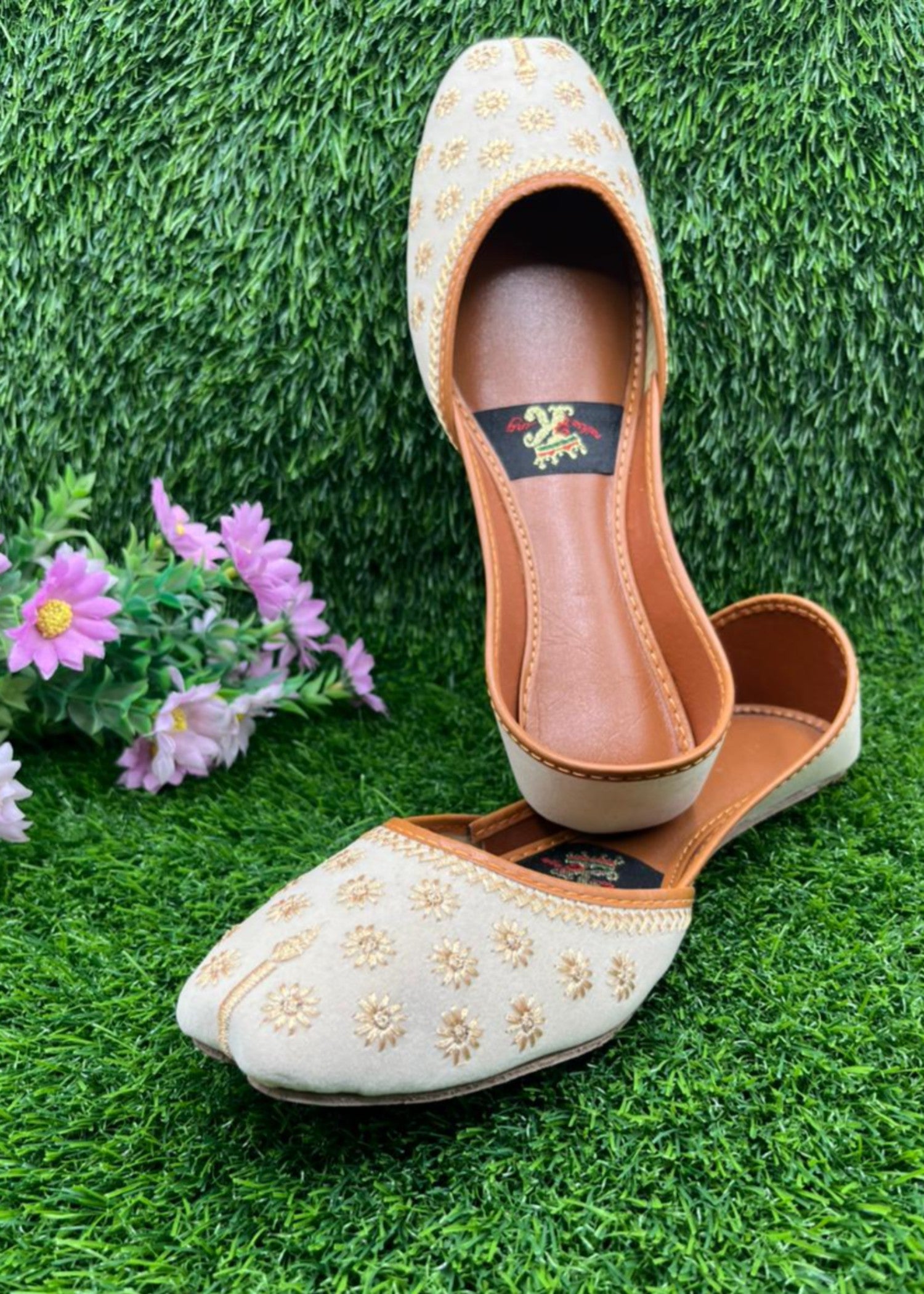 Khussa in Off-white by - High Quality Women Khussa EJD4080