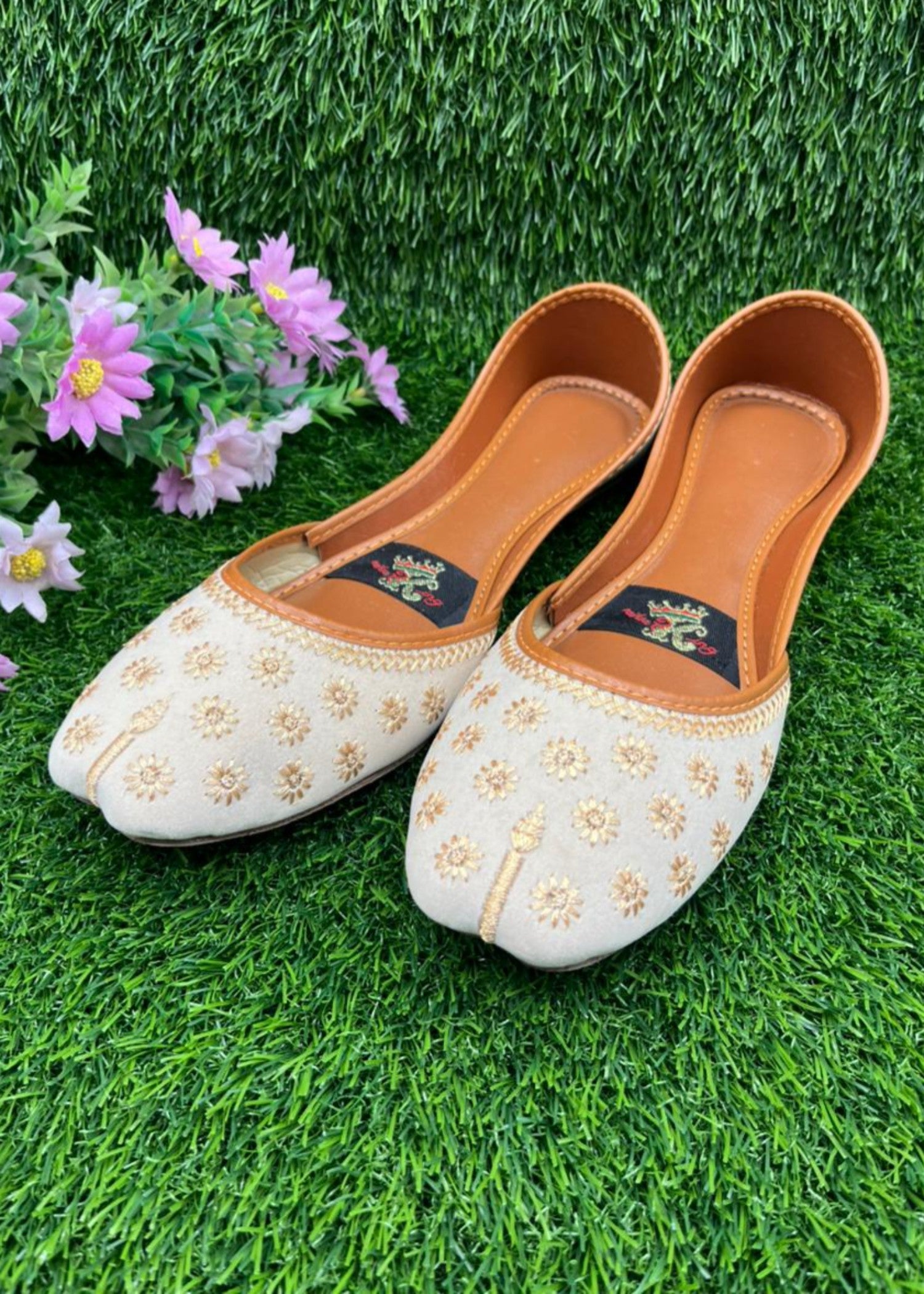 Khussa in Off-white by - High Quality Women Khussa EJD4080