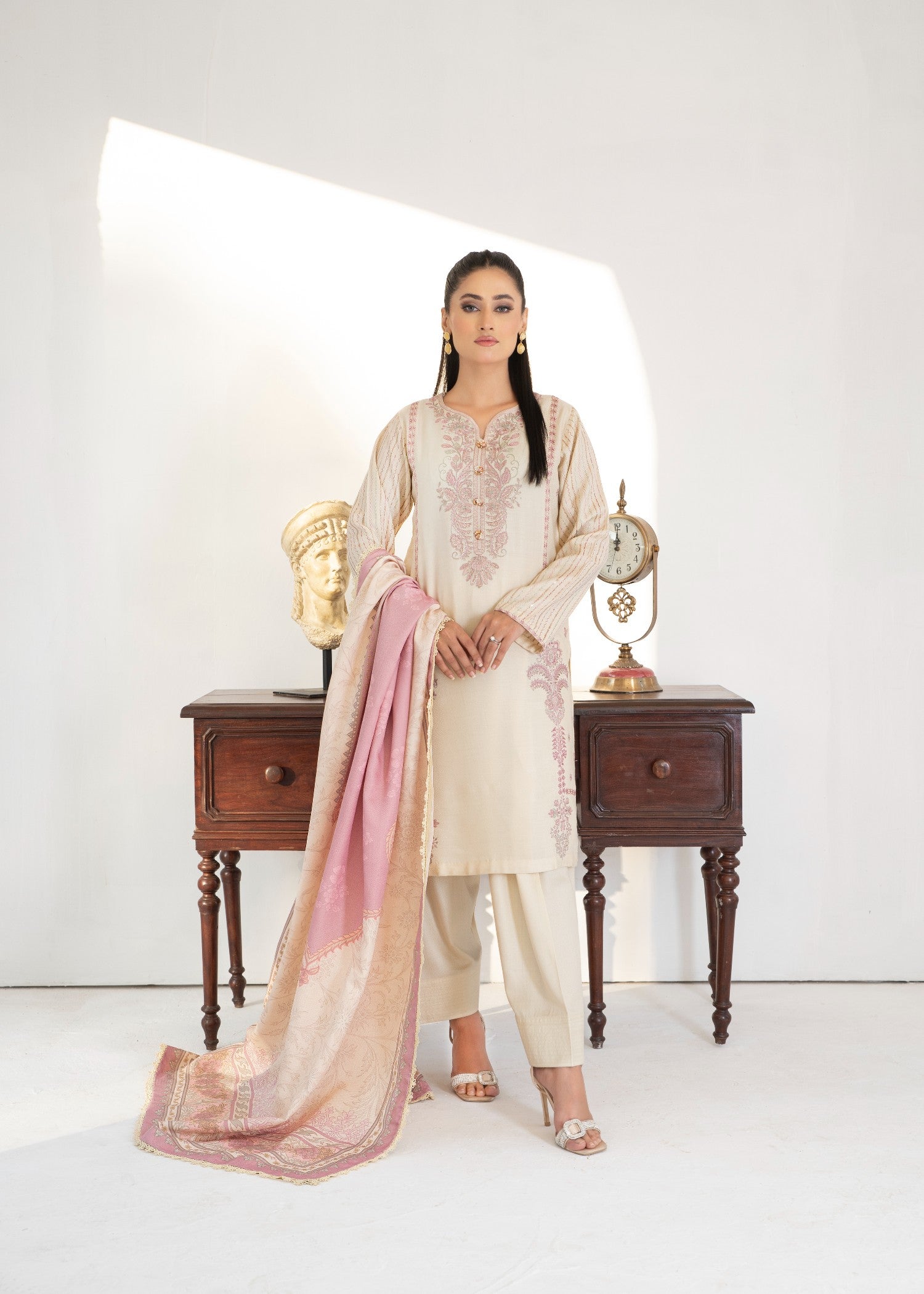 lawn Kurta Set in Floral white