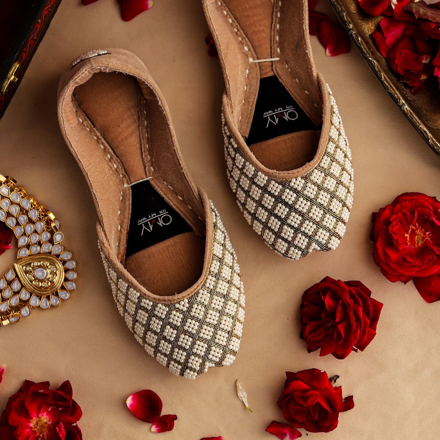 Khussa in White by - High Quality Women Khussa JTP3707