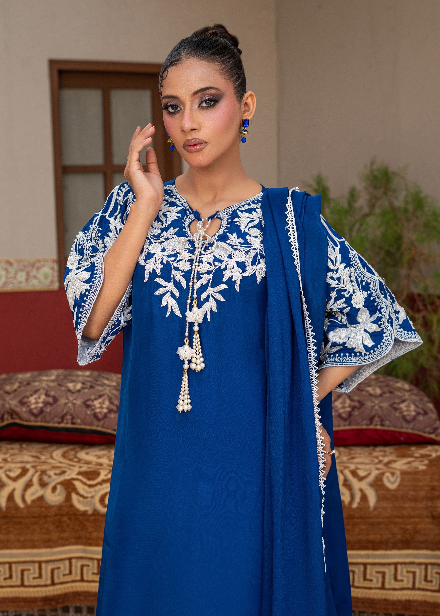 silk Kaftan in White, dark blue