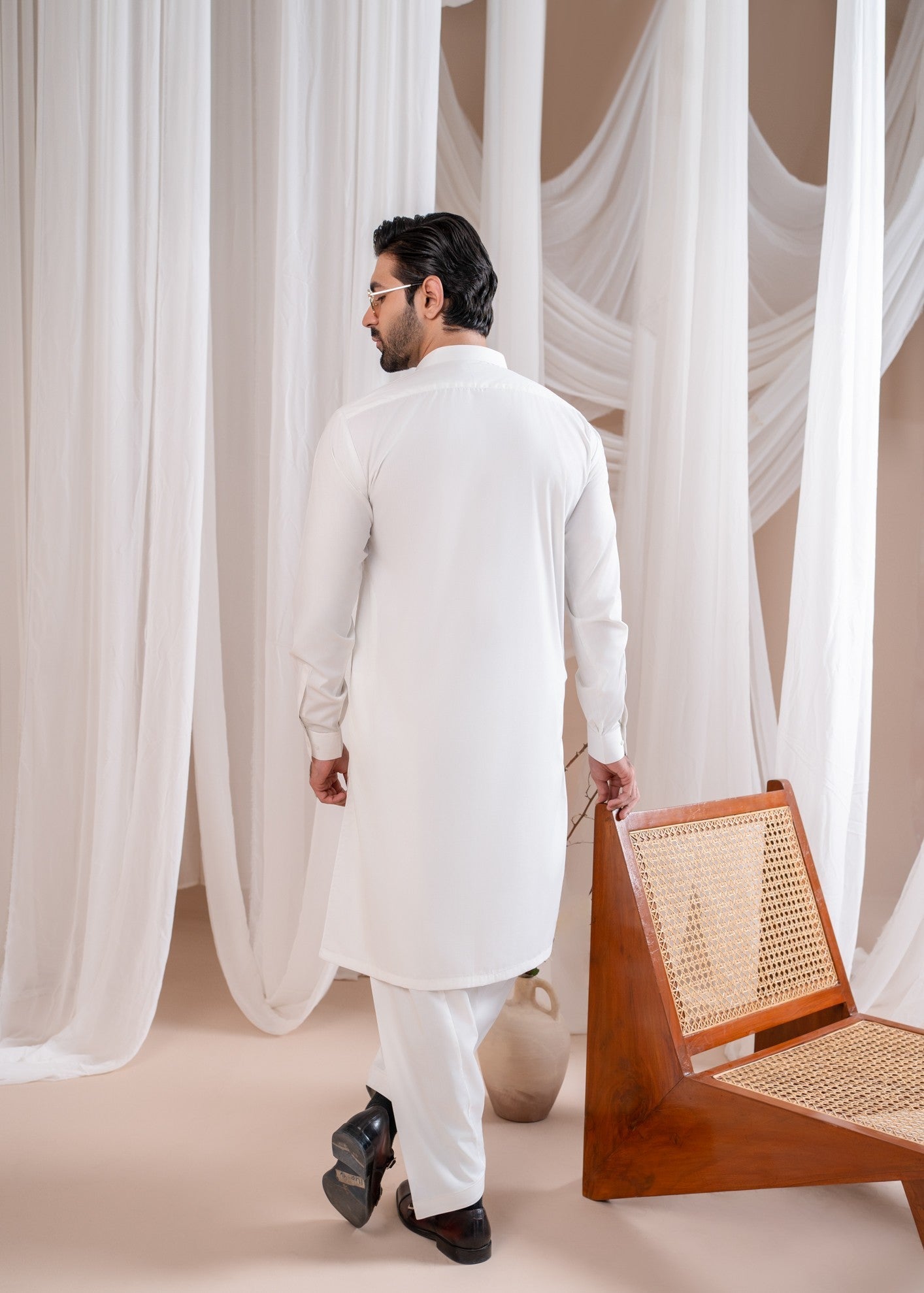 wash & wear Kurta Set in Off-white by Muraqsh