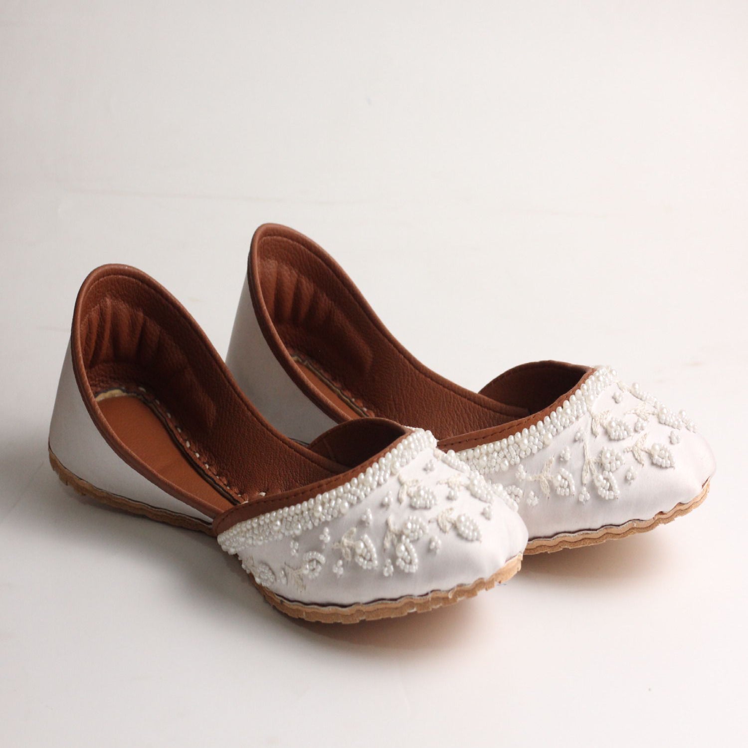 Khussa in White by - High Quality Women Khussa AAT3162