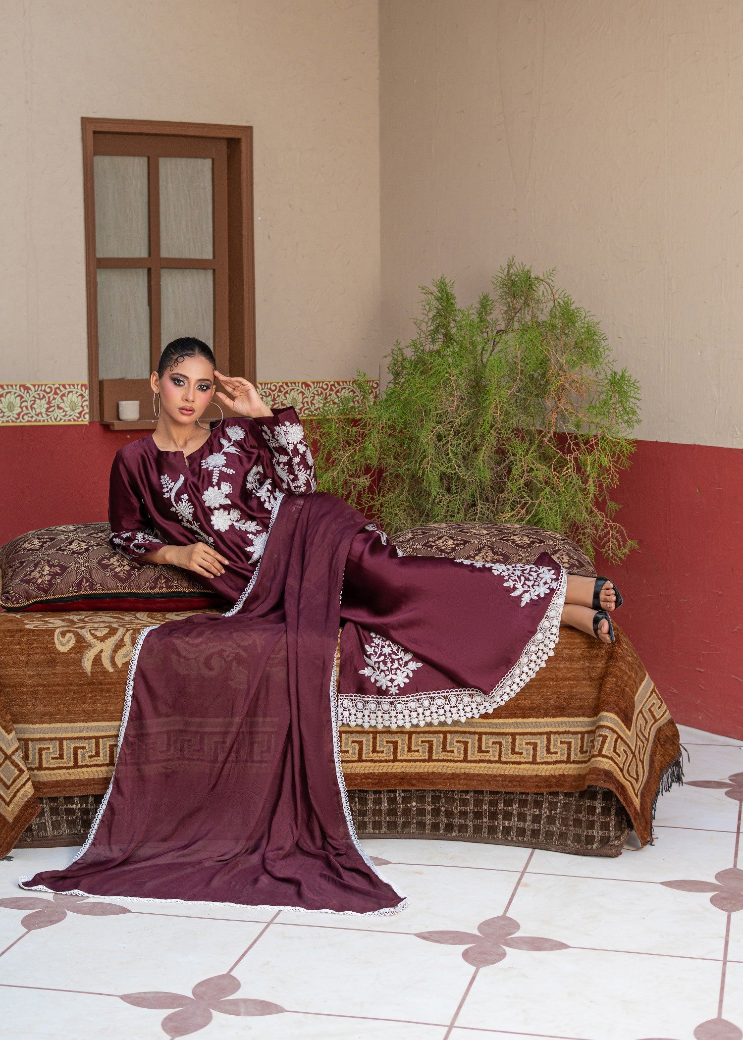 silk Kaftan in White, maroon