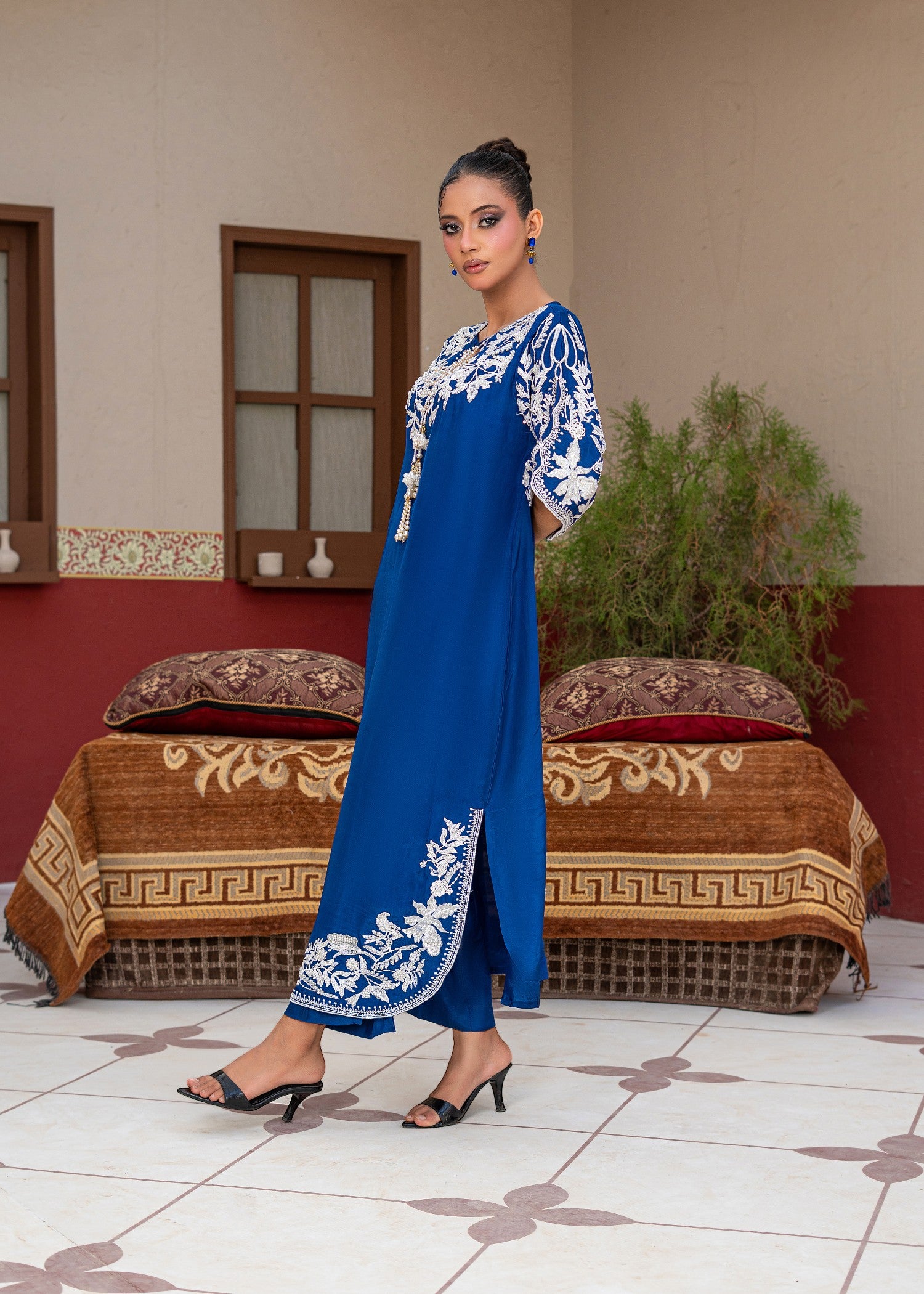 silk Kaftan in White, dark blue