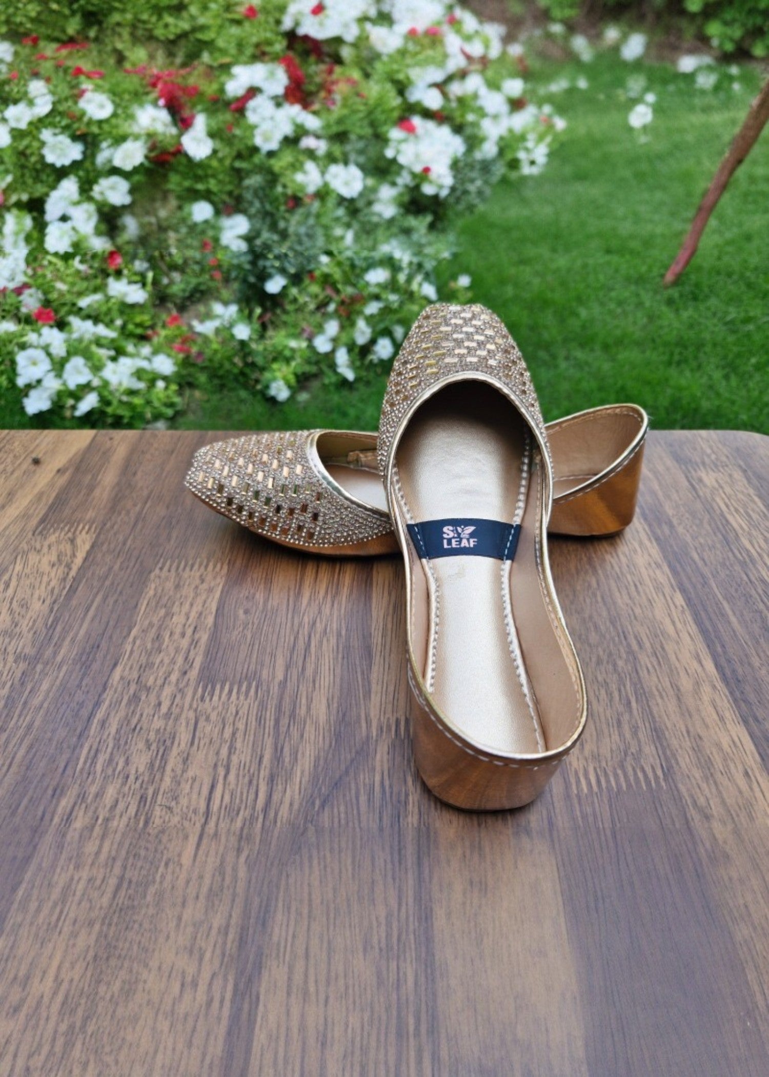 Khussa in Gold by - High Quality Women Khussa AFT5211