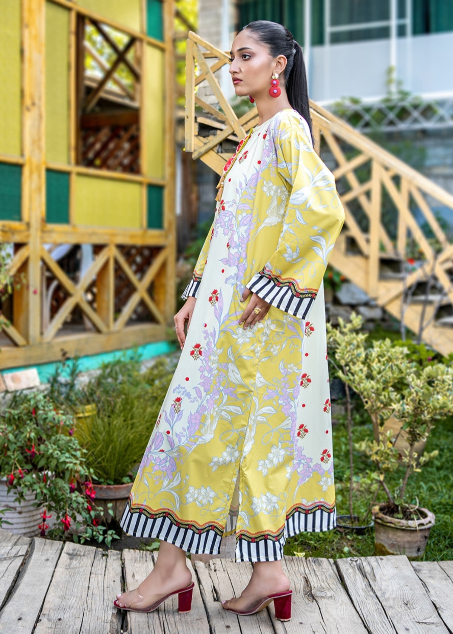 crepe Kaftan in White, honey