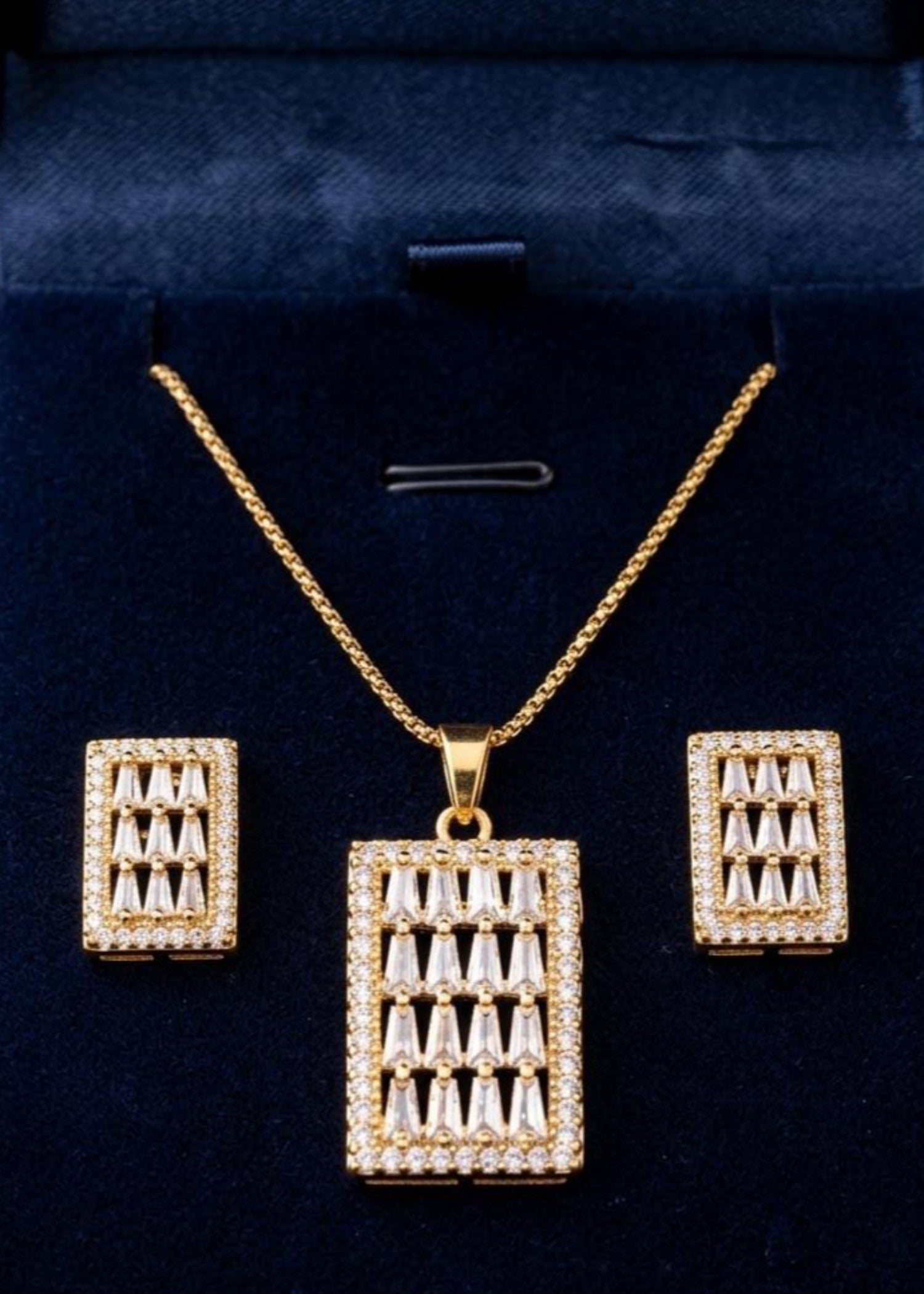Jewelry Set in Mari gold Color by - Trendy Women Jewelry Set EEQ9250