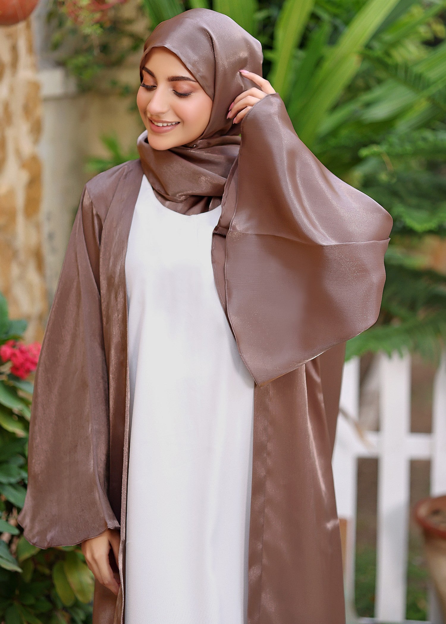 polyester georgette Abaya in Beige, white