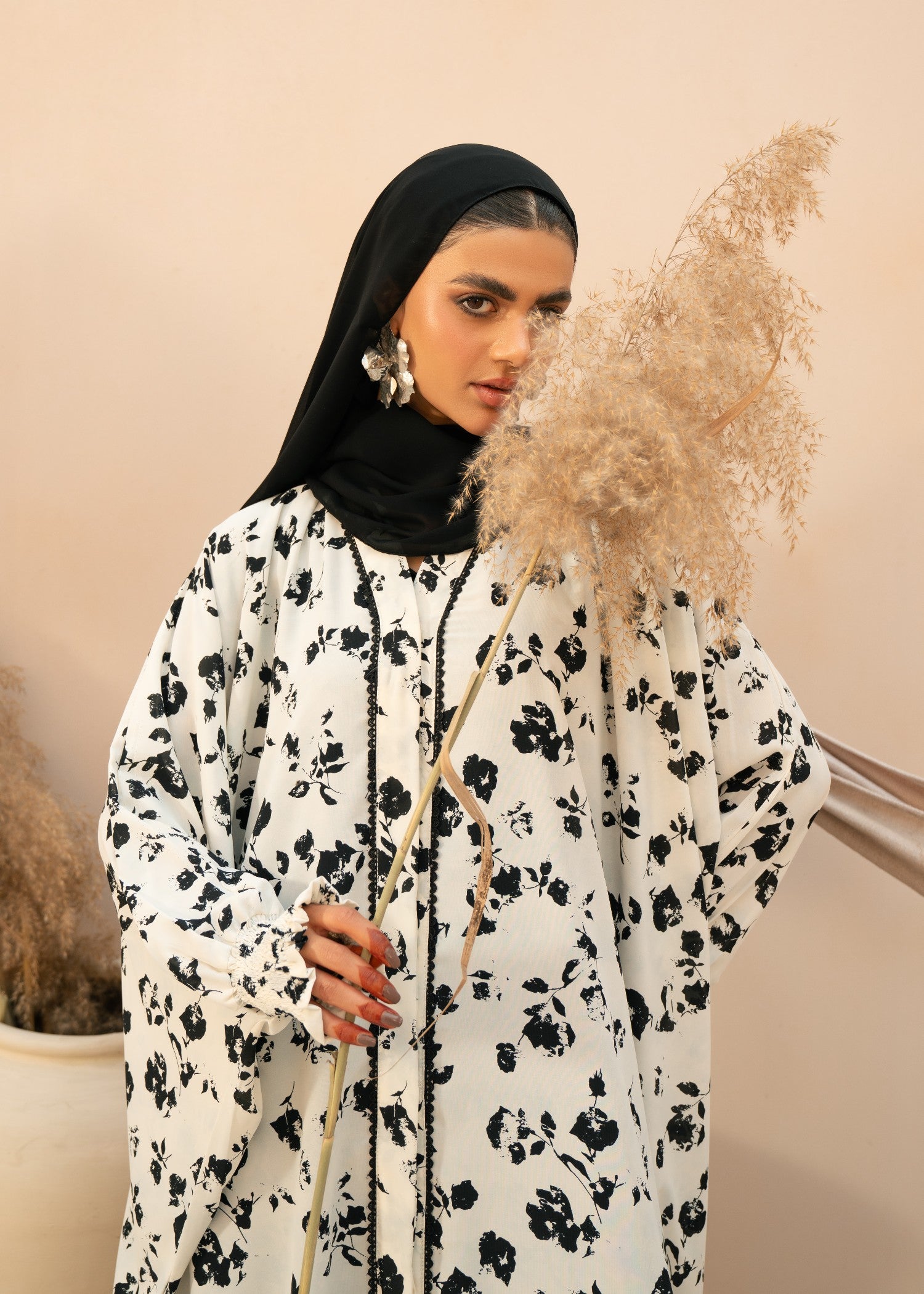 grip Abaya in Black, white