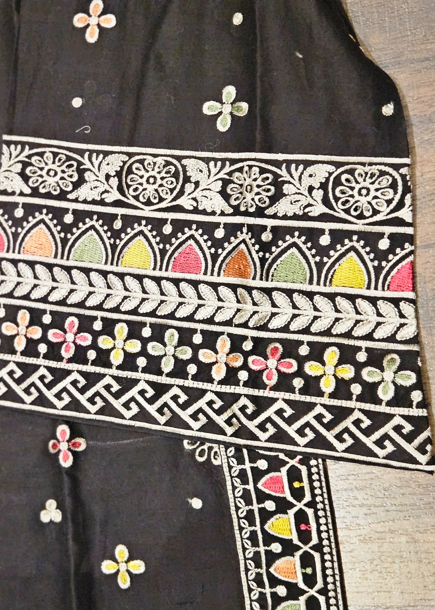 lawn Kurta Set in Black, multi
