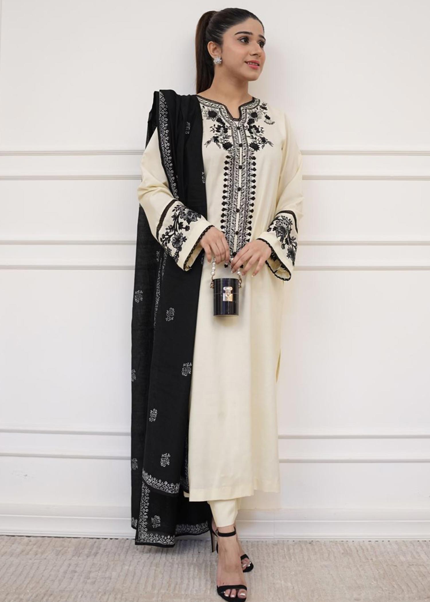 khaddi silk Kurta Set in Off-white
