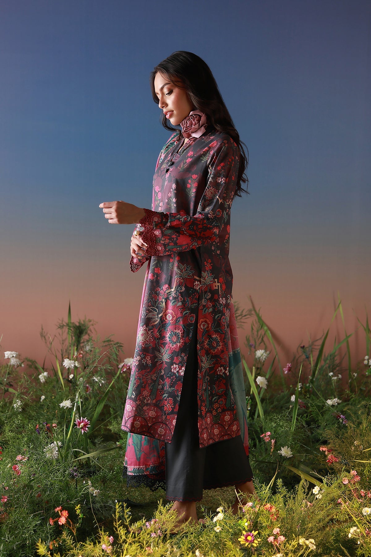 Mirha Lawn – Noir Roseraie