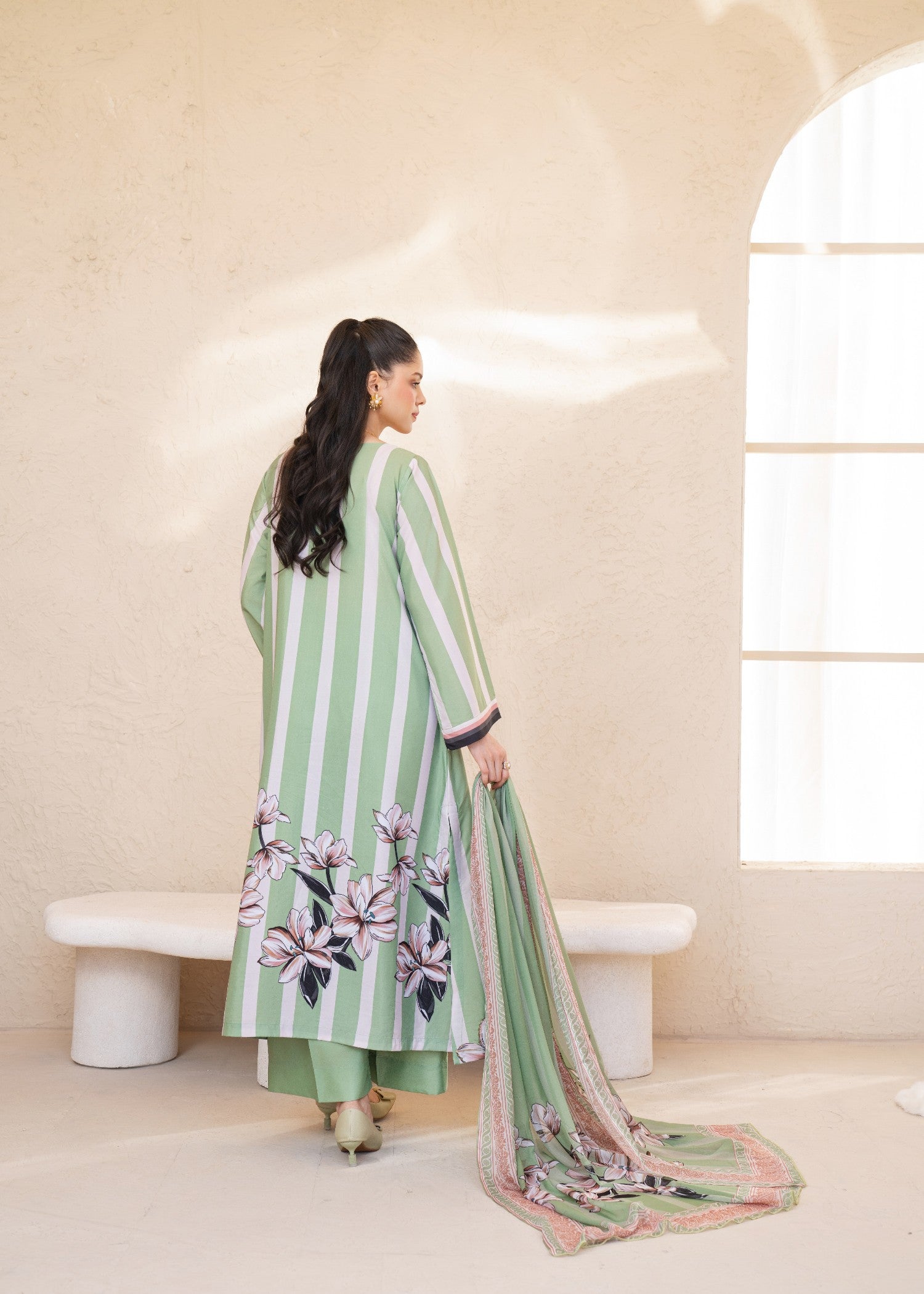 silk grip Kurta Set in Jet black, linen, moss green